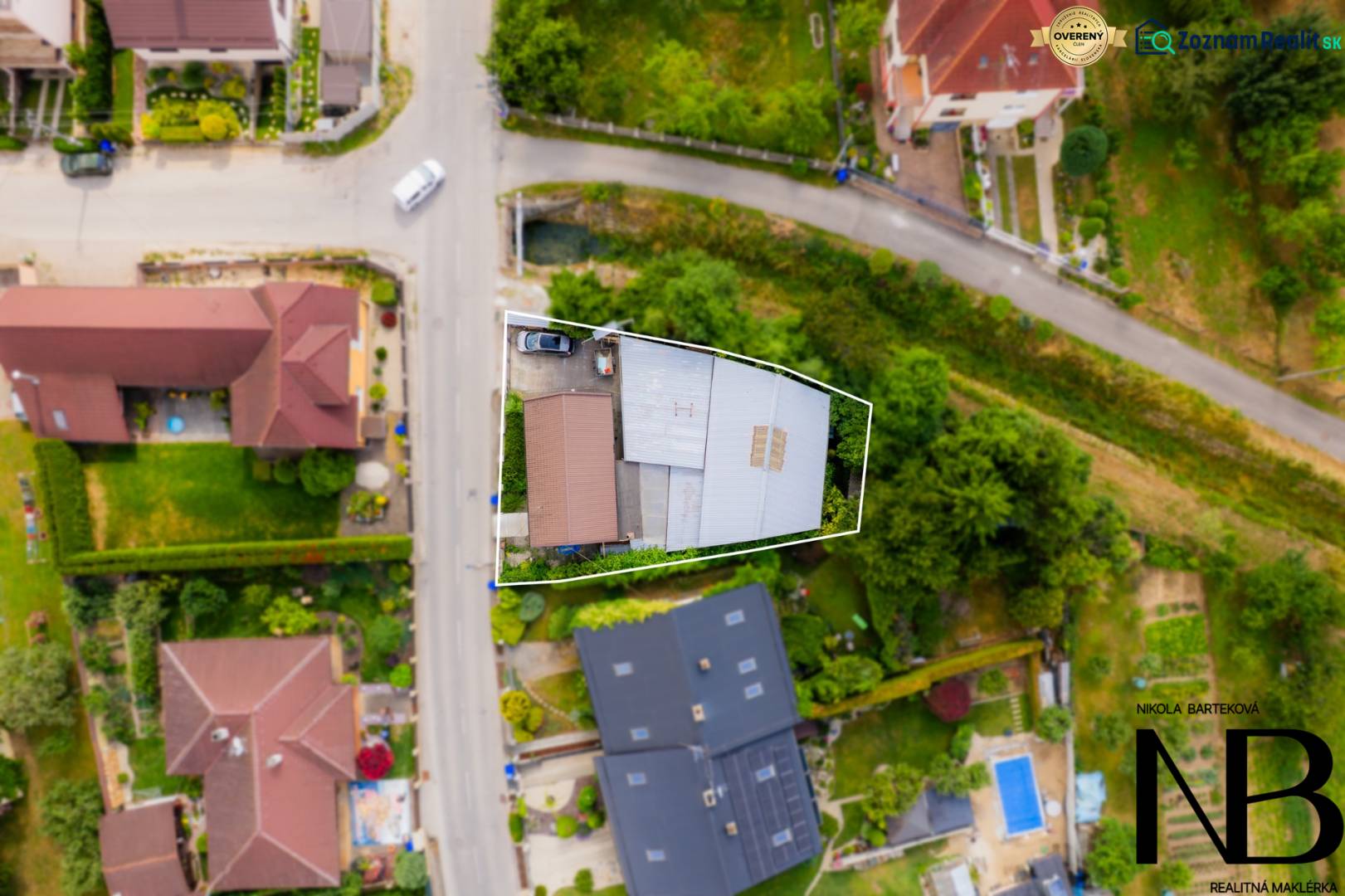 Na predaj rodinný dom s podnikateľským potenciálom, TN-Záblatie - Letecký pohľad na rodinný dom v Trenčíne na Záblatskej ulici, obklopený zeleňou.