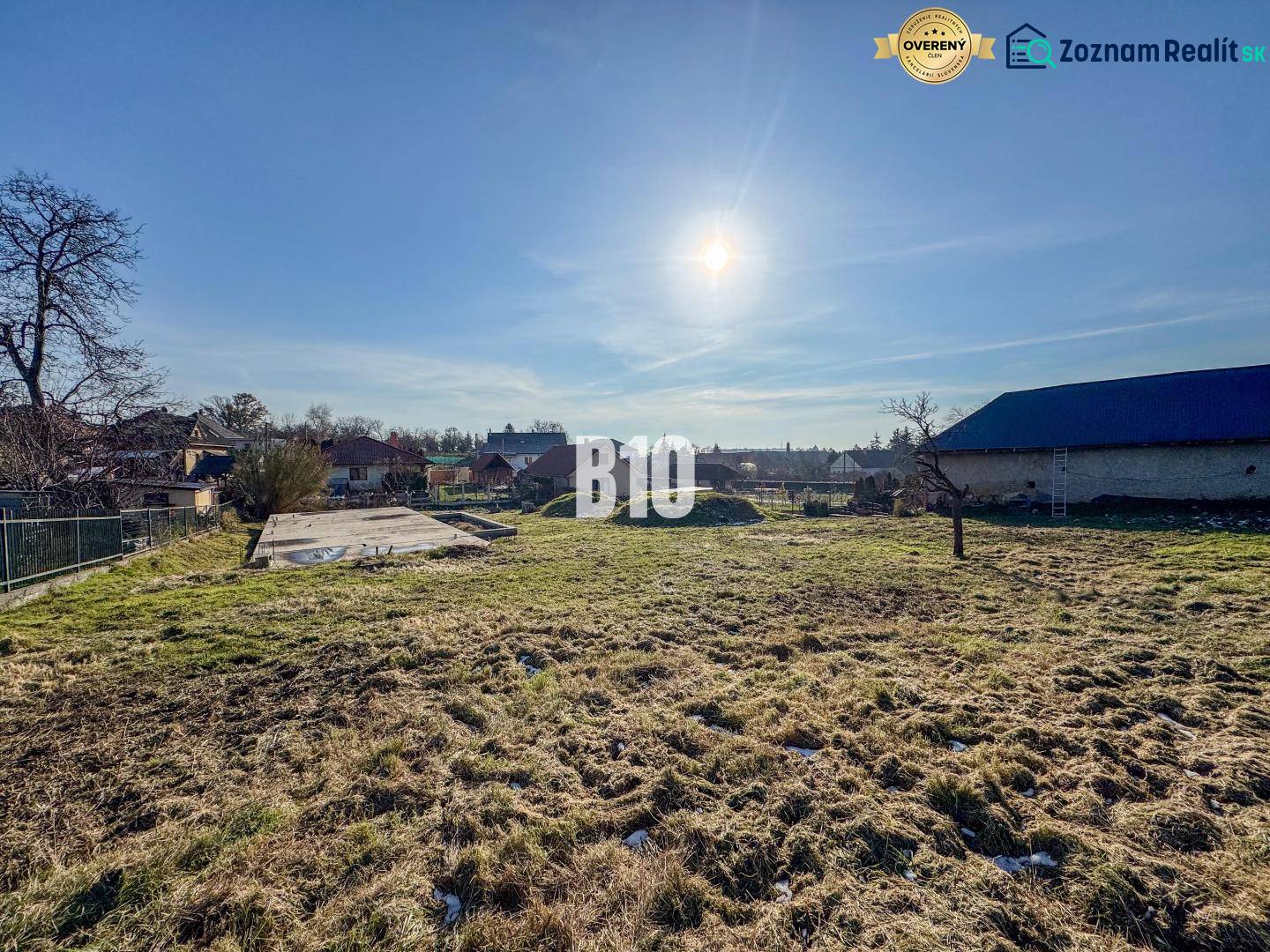 1786 m2 - základová doska - stavebné povolenie + projekt - Mojmírovce - Pozemok s betónovým základom pripravený na bývanie, slnečné počasie a okolitá krajina.