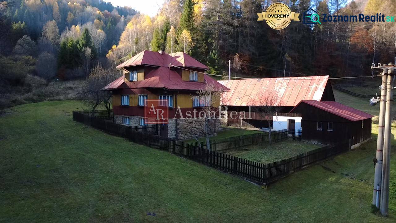 CHALUPA v rekreačnej oblasti ZÁZRIVÁ - 5km od Terchovej - Rodinný dom v Zázrivej obklopený prírodou a lesmi, s veľkým priestranstvom na dvore.