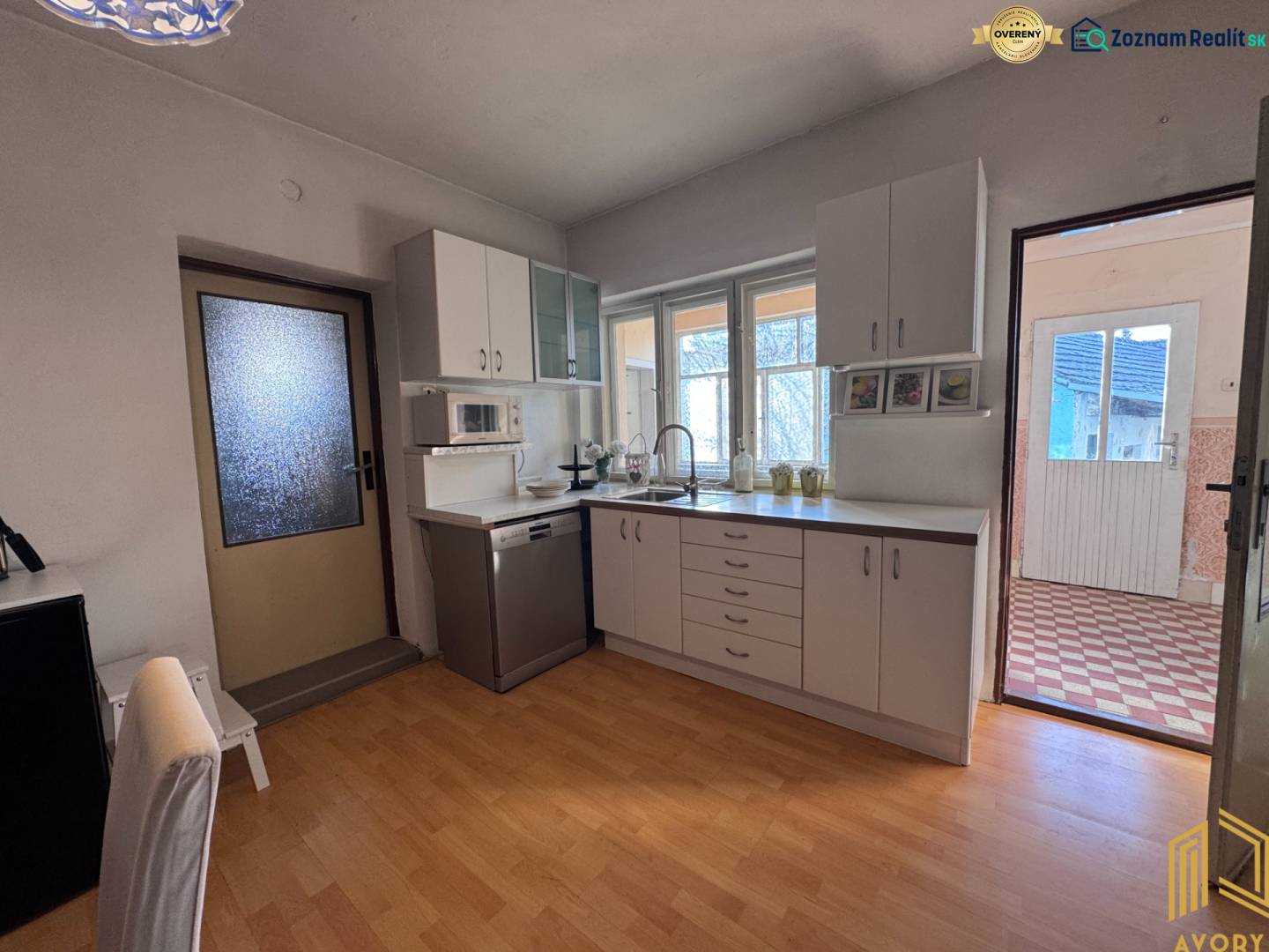 RODINNÝ DOM, HOS. BUDOVA, POZEMOK 467m2, SENICA-KUNOV. - Kuchyňa s bielou linkou a podlahou s dreveným dekorom v rodinnom dome.