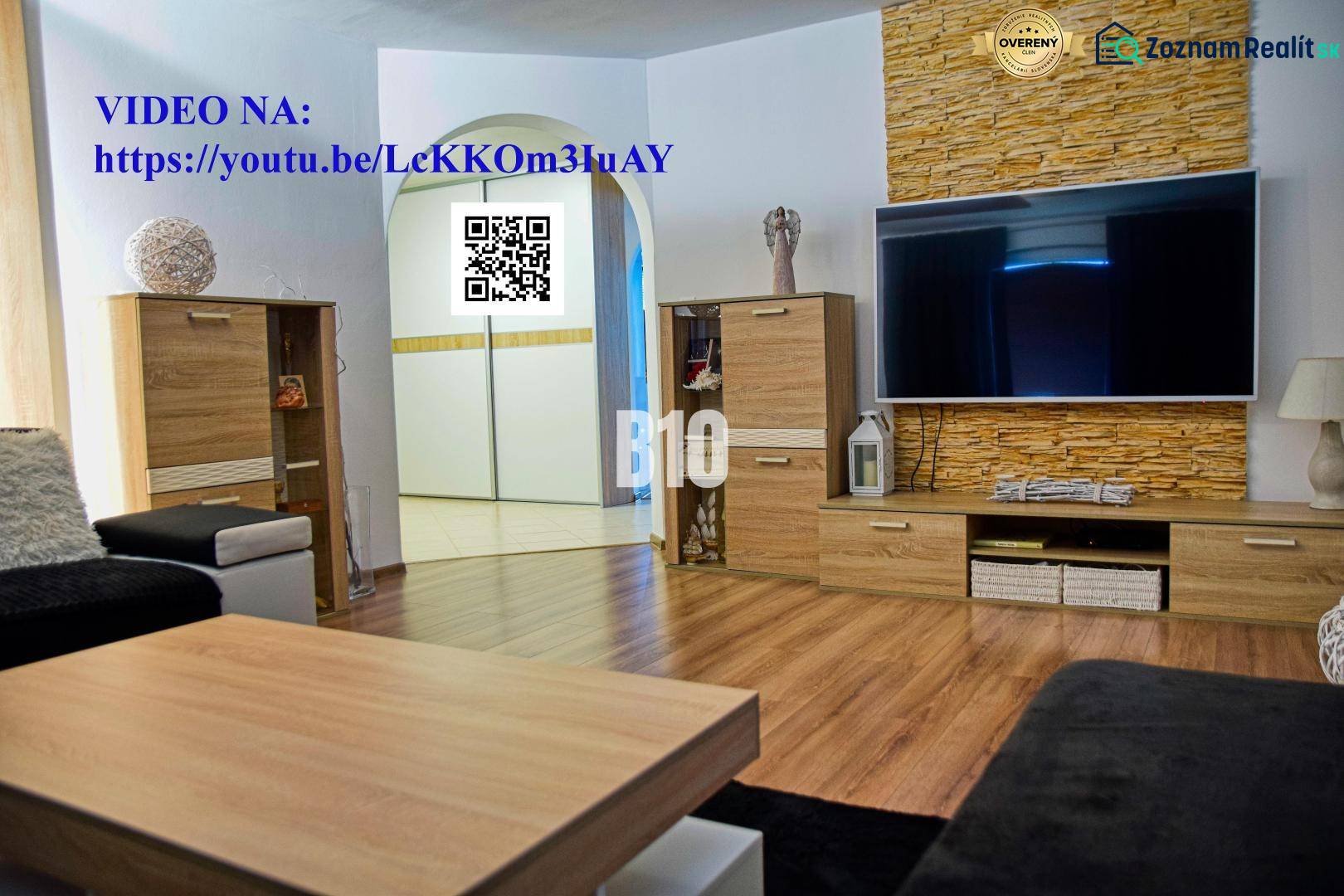 Rodinný dom Čierne pri Čadci + pozri video - Obývačka v rodinnom dome s televízorom, dreveným nábytkom a podlahou s dreveným dekorom.