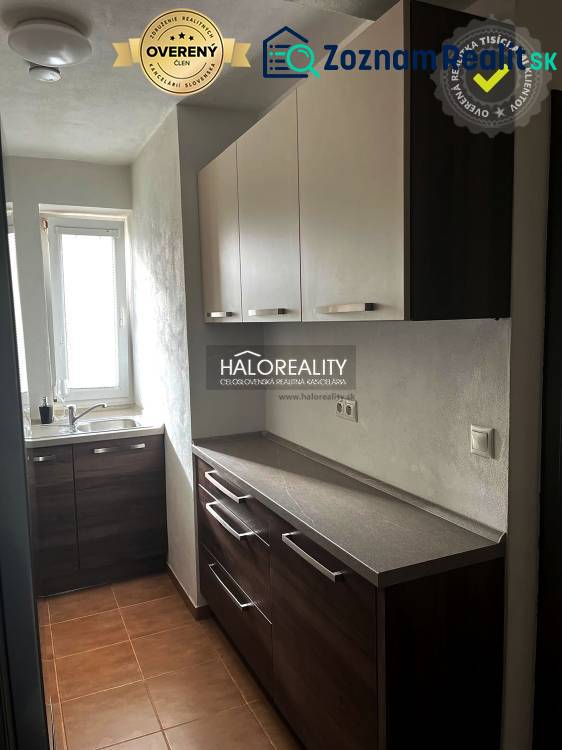 Prenájom, trojizbový byt Prievidza, Staré Sídlisko, ... - Kuchyňa v 3-izbovom byte s tmavými skrinkami a oknom.