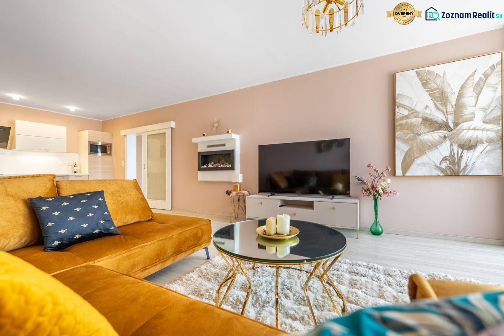 Moderný rodinný dom s bazénom v Trnave!!! - Obývacia izba s dekoratívnym obrazom, pohovkou a stolíkom v rodinnom dome.