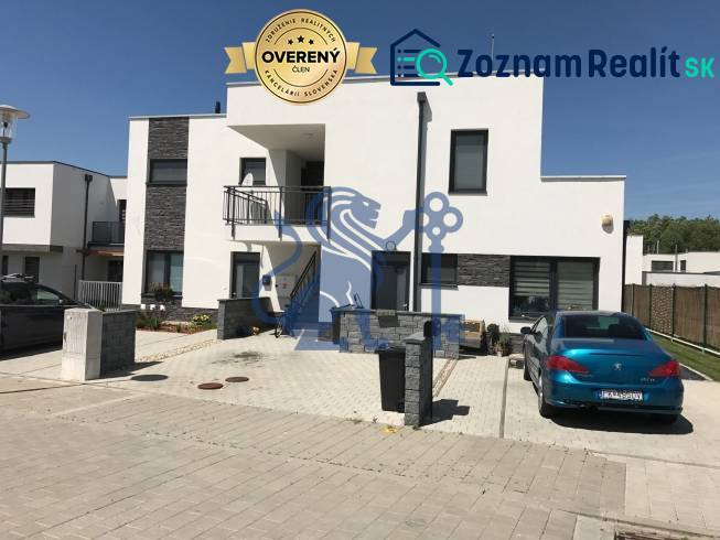 3 izbový byt, 50 m2 terasa, 2PS, Gajarská ulica, Záhorská Bystrica - Rodinný dom na Gajarskej ulici v Bratislave - Záhorskej Bystrici s parkovacím miestom vpredu.