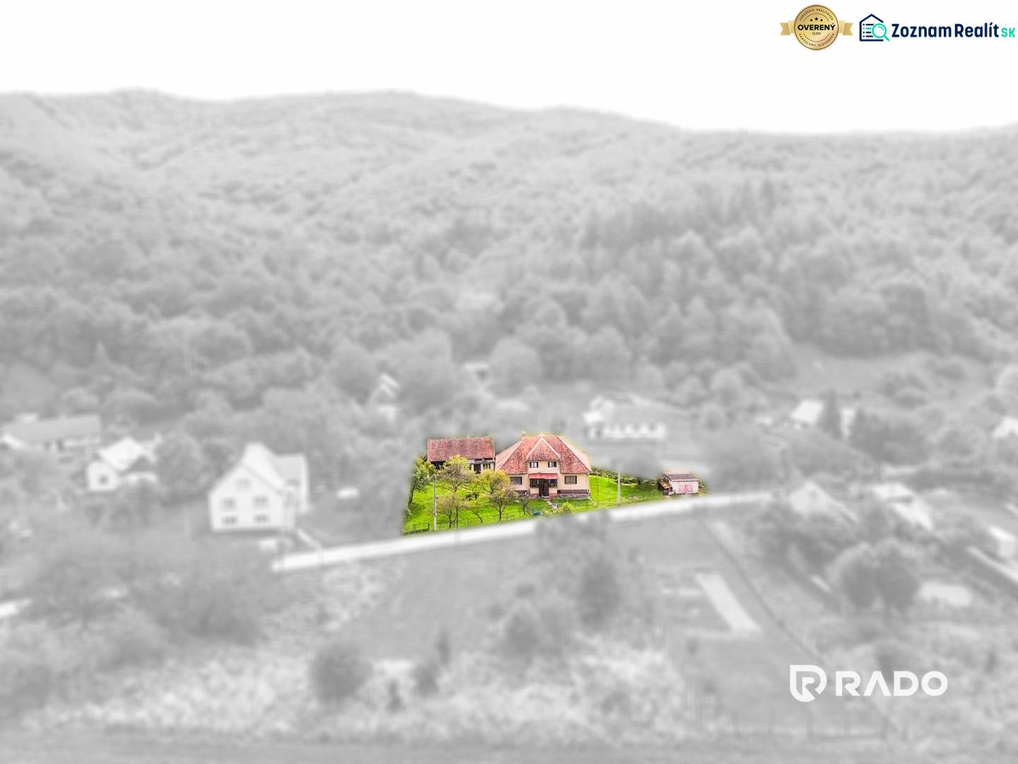 5i RD s garážou, Čierna Lehota, okr. Bánovce n./B. - Rodinný dom v Čiernej Lehote, obklopený zeleňou a okolitou krajinou.