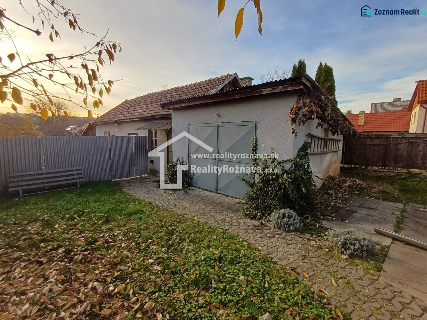 Pekný rodinný dom v obci Dlhá Ves. - Rodinný dom v Dlhej Vsi s dvorom, trávnatou plochou a garážou obklopený plotom.