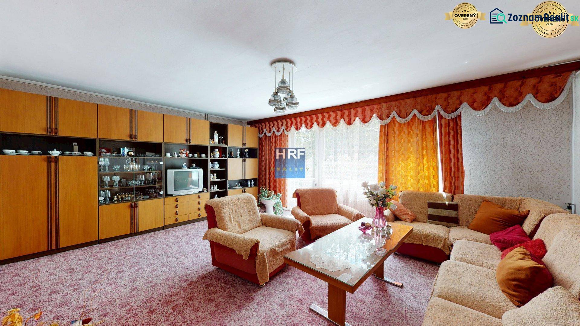 Na predaj rod. dom v obci Radošovce - Vieska, okr. Skalica. - Obývacia izba v Rodinnom dome so sedacou súpravou, obývačkovou stenou a kvetmi.