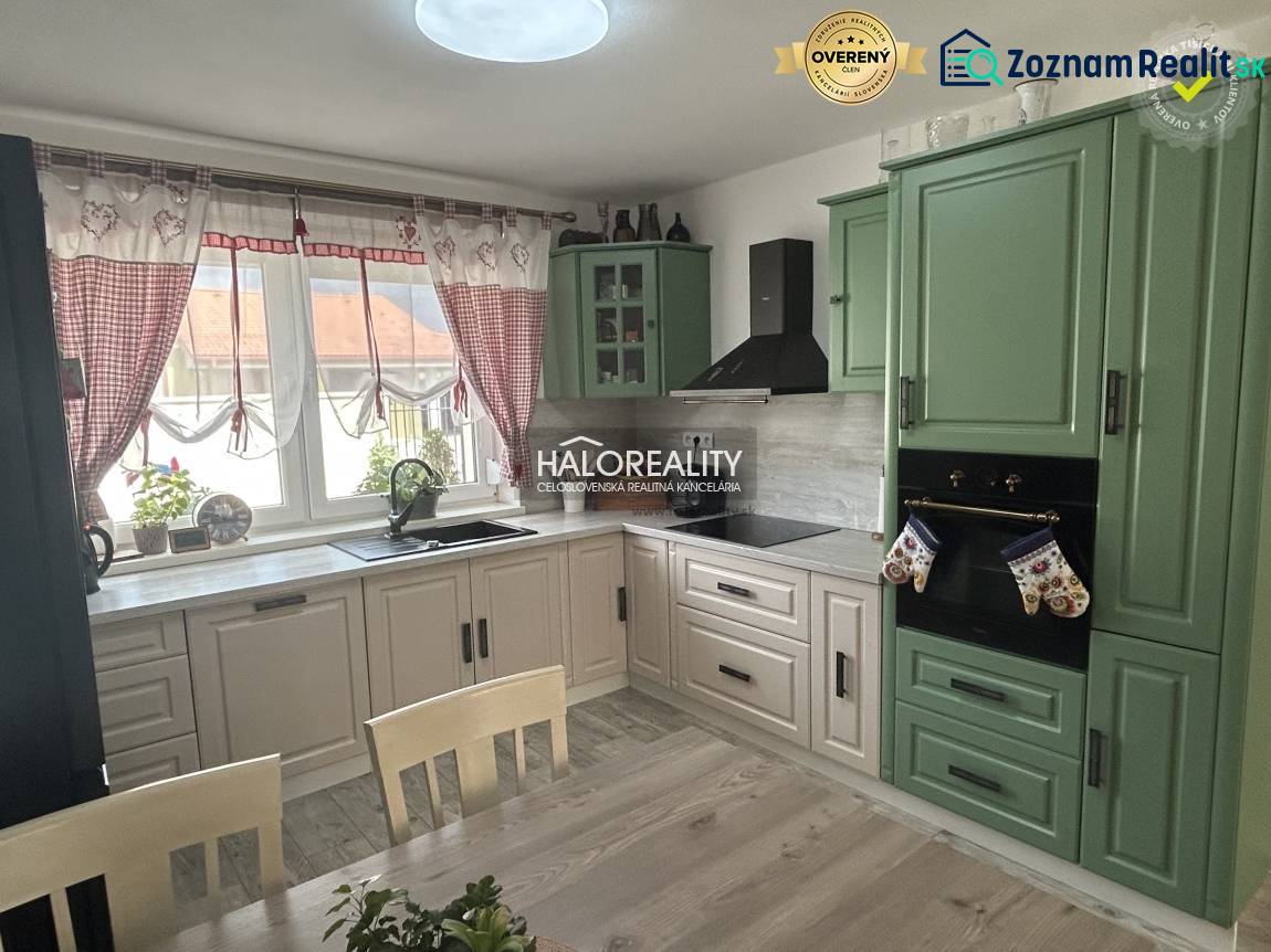 REZERVOVANÉ - Predaj, rodinný dom Malinová - NOVOSTA... - Kuchyňa v rodinnom dome s dreveným nábytkom a závesmi.