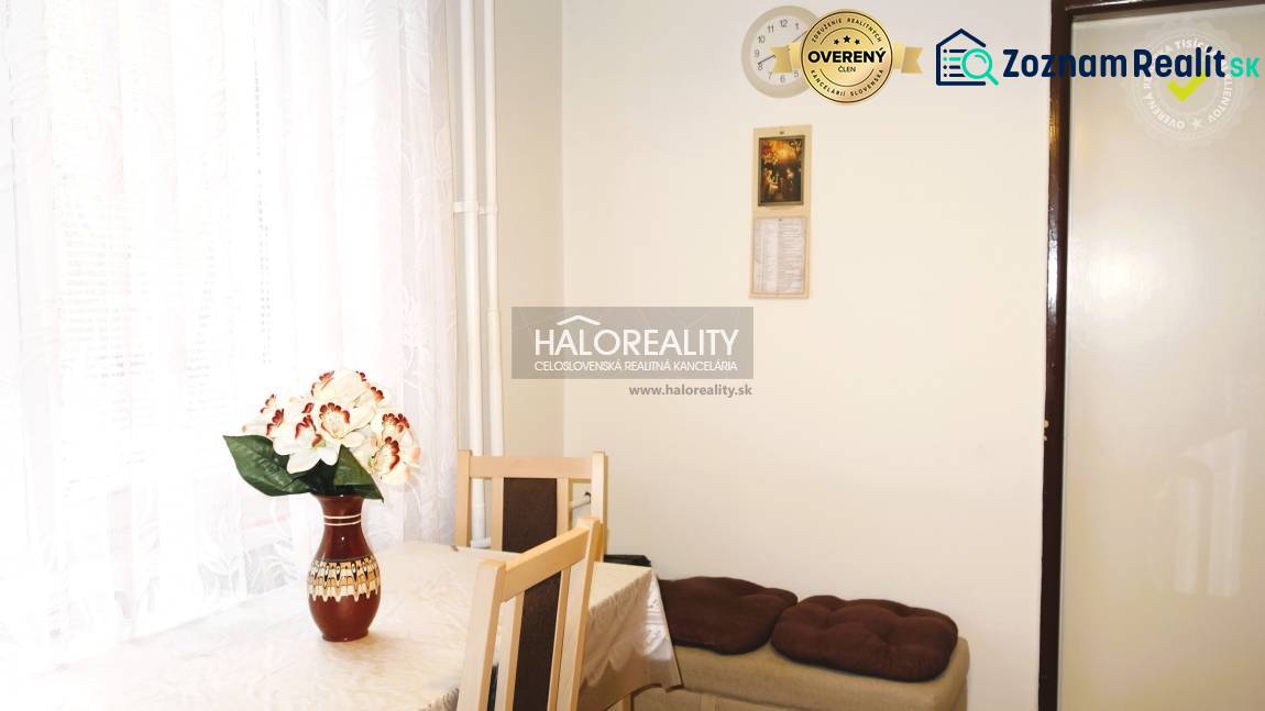 Predaj, trojizbový byt s vlastnou garážou Malacky, C... - Jedálenský kút v 3-izbovom byte s kvetom na stole a bielou záclonou.