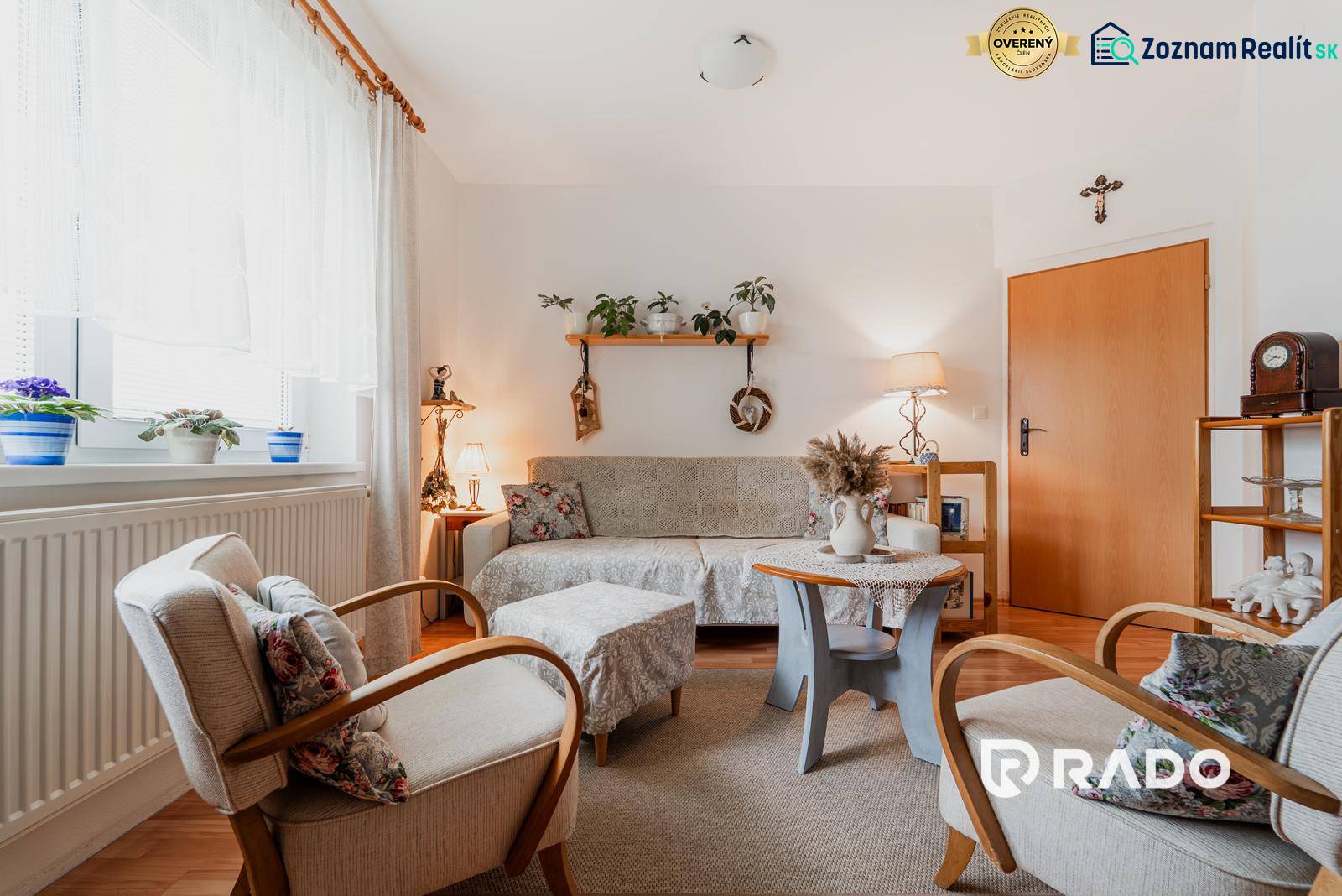 VÝBORNÁ CENA  3 izbový byt Armádna ulica v Trenčíne  - Obývacia izba s dekoráciami, podlahou s dreveným dekorom a pohodlným sedením v 3-izbovom byte.