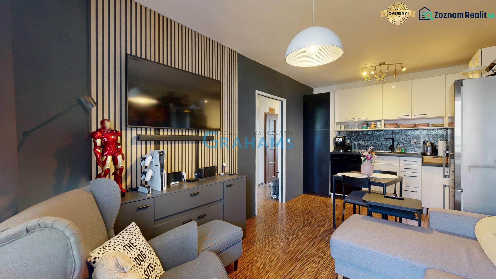 3D, predaj 3 izb. byt, balkón, loggia, klíma, Agátová ul., Dúbravka - Obývačka v 3-izbovom byte s nábytkom, TV a kuchynským kútom.