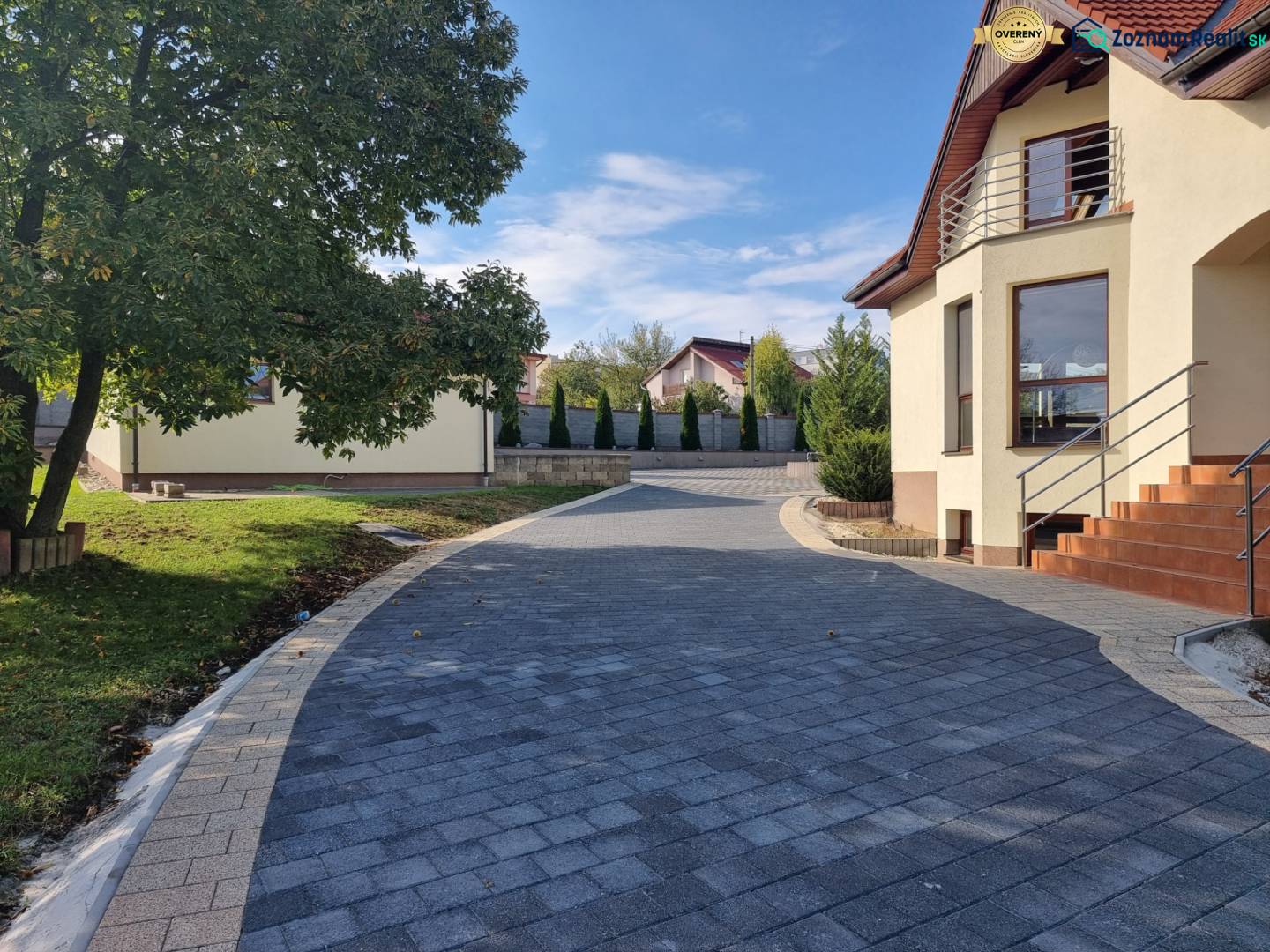 PREDAJ - EXKLUZÍVNA VILA - NITRA - Rodinný dom na Dolnočermánskej v Nitre s dlaždeným chodníkom a zeleňou.