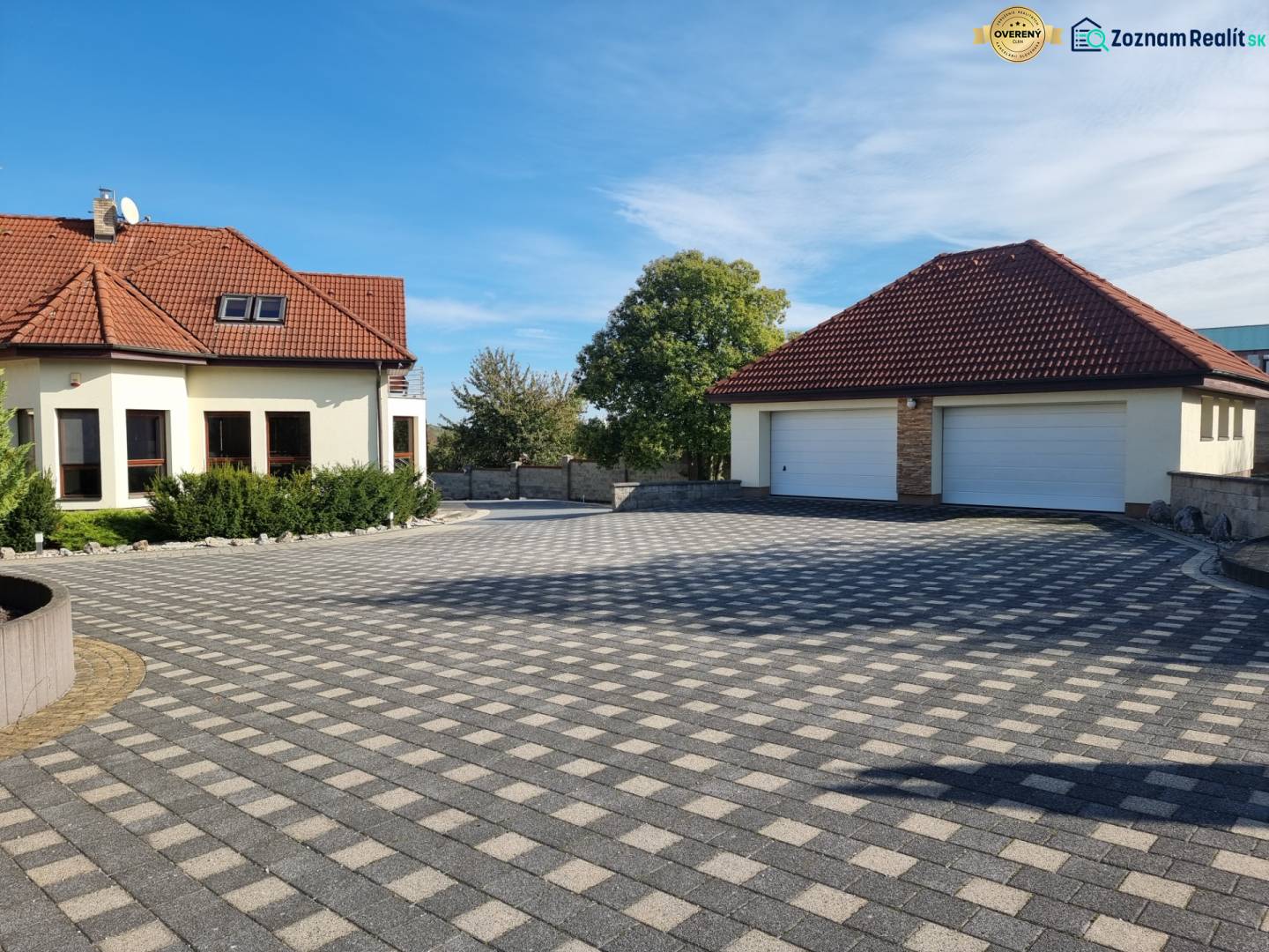 EXKLUZÍVNA VILA - NITRA - PREDAJ - Rodinný dom na Dolnočermánskej ulici v Nitre s priestranným dvorom a garážou.