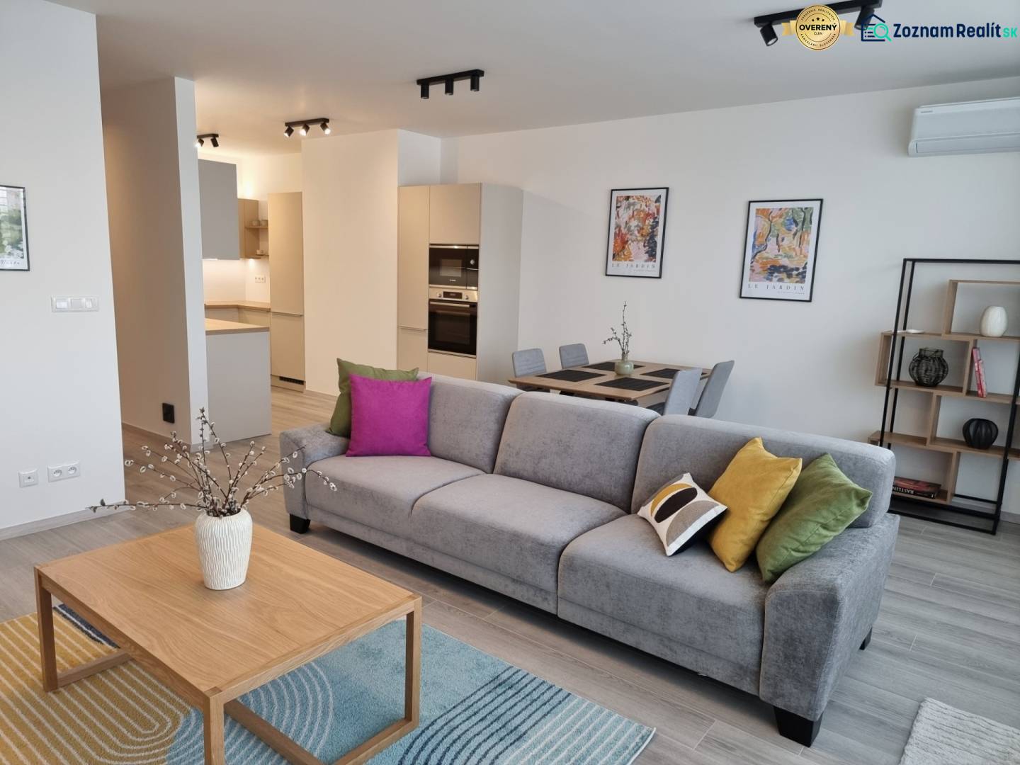 PRENÁJOM - 3 izbový byt Nitra – RIVIERA NITRA, Piesková ulica - Obývacia izba s pohovkou, jedálenským stolom a kuchyňou v 3-izbovom byte.