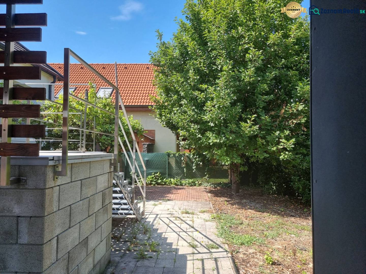PREDAJ - 3 izbový dom v centre mesta, Nitra - Záhrada rodinného domu v Nitre s terasou, schodmi a zeleňou.
