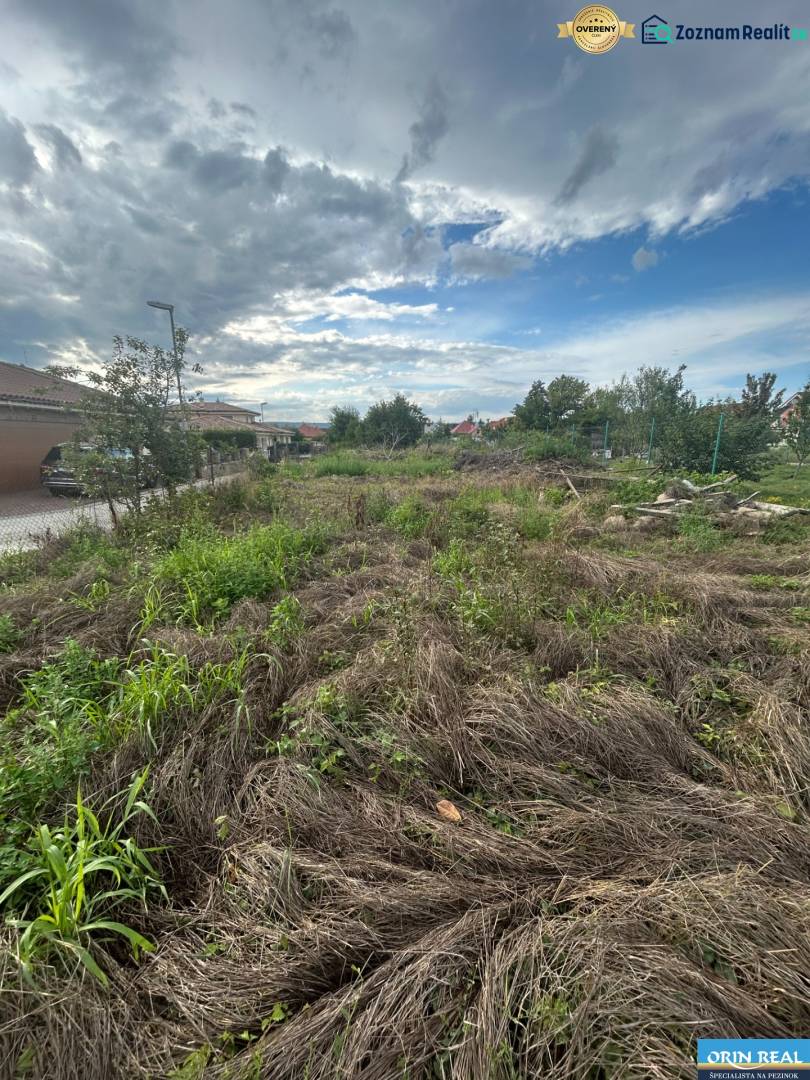 Pozemok vhodný na radovú výstavbu Chorvátsky Grob 1.044m2 - Pozemok na bývanie v Chorvátskom Grobe na ulici Pod vinicami, zarastený trávou.