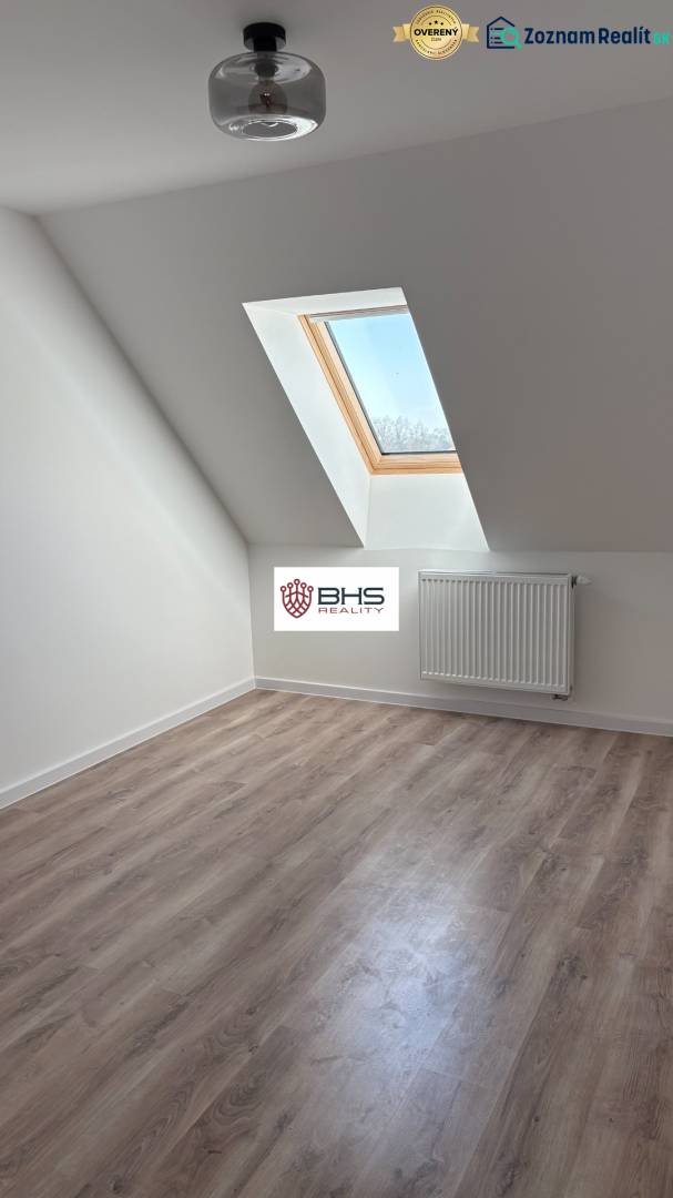 Predaj: 3-i mezonet v krásnom, zelenom prostredí v Tomášikove 71m2 - Podkrovná izba s podlahou s dreveným dekorom a strešným oknom v 3-izbovom byte.