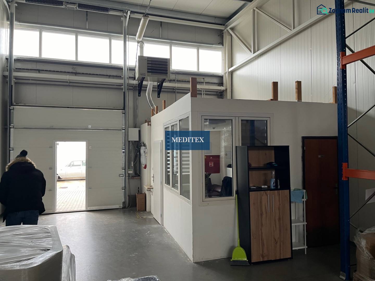 Sklad na prenájom o ploche 121 m2 s malou kanceláriou a WC - Interiér Sklady a haly s prechodovou bránou a malou kanceláriou navrchu.