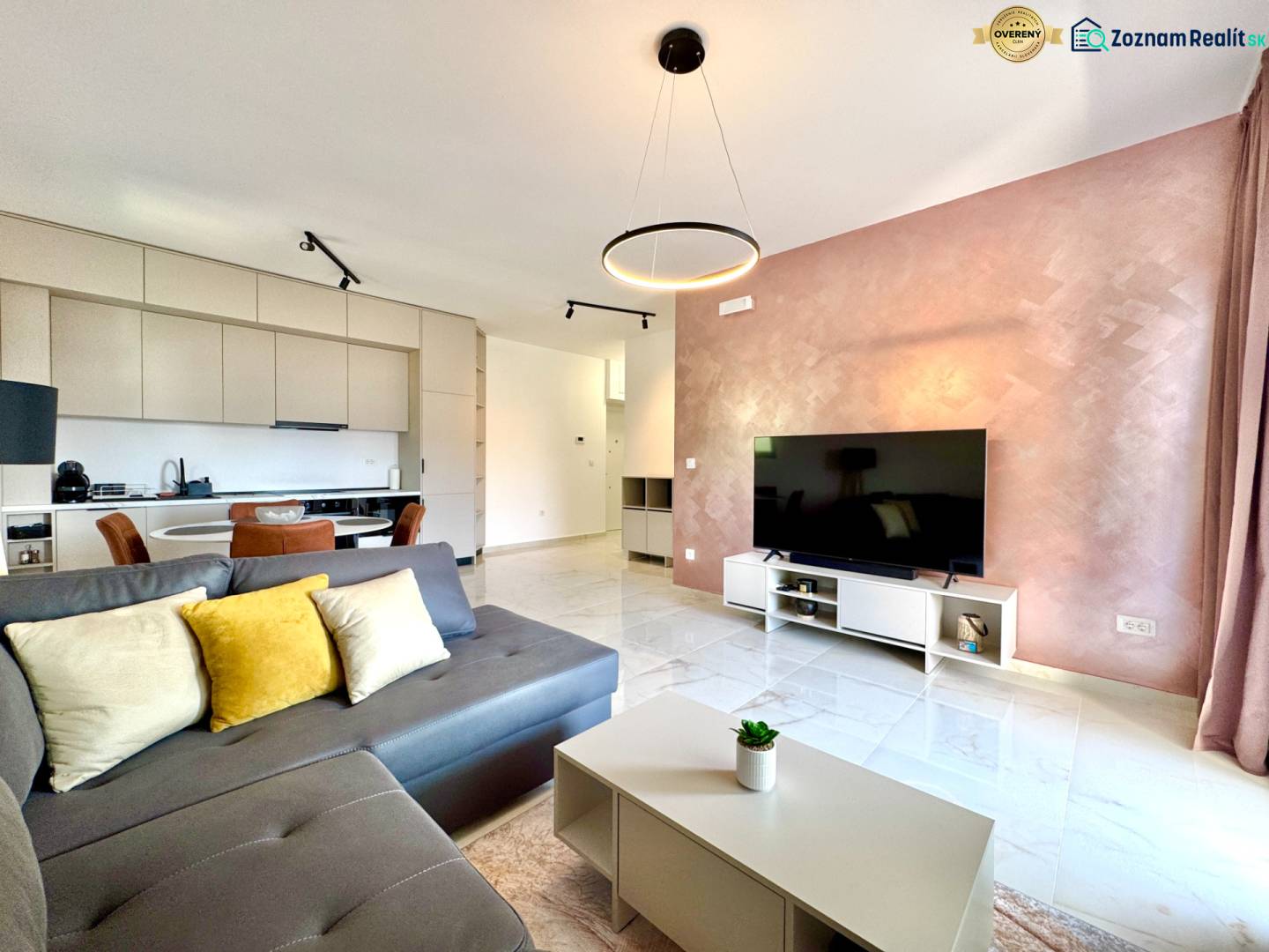 Apartmán s výhľadom na more BAR, Čierna Hora-Montenegro - Obývacia izba v 1-izbovom byte s kuchyňou, šedou sedačkou, televízorom a jedálenským priestorom.