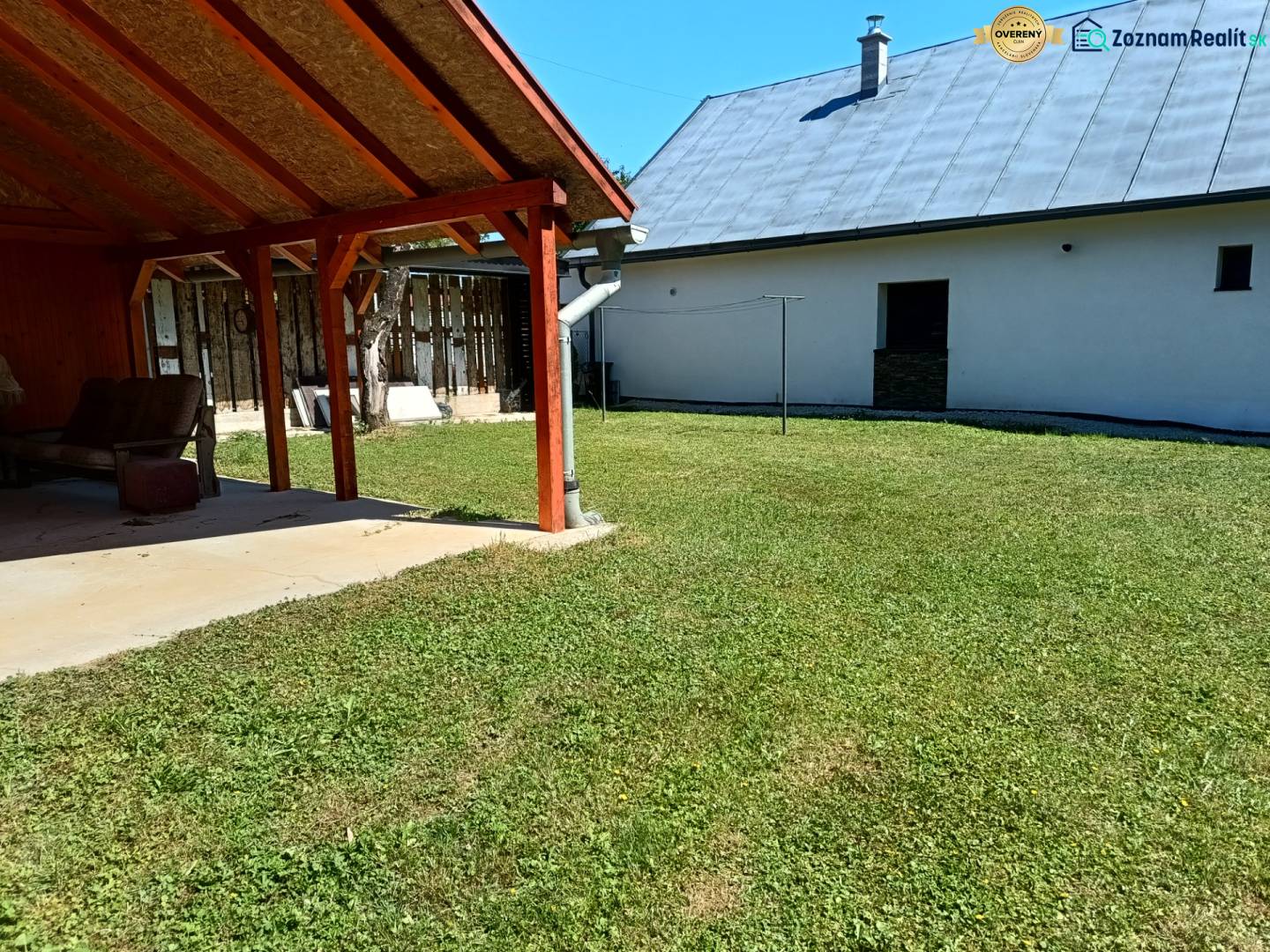 TUŽINA okres Prievidza - CHATA s terasou a garážou  - Záhrada pri chate v Tužine s prístreškom a trávnikom na slnečnom mieste.