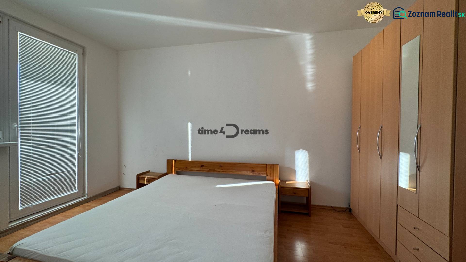 NA PRENÁJOM - 3izb.byt - Zvolenská ul. - Spálňa v 3-izbovom byte s manželskou posteľou, skriňou a podlahou s dreveným dekorom.