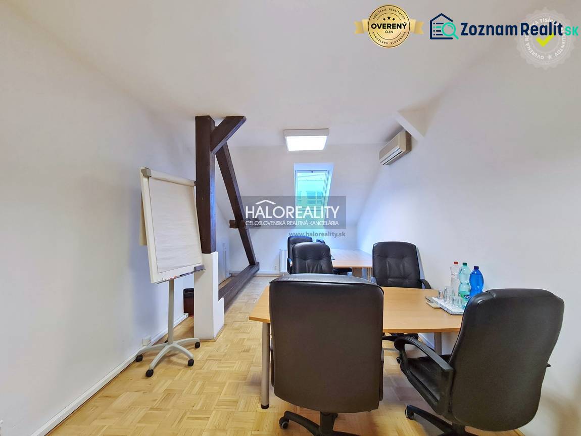 Prenájom, kancelársky priestor Bratislava Staré Mest... - Kancelárie s podlahou s dreveným dekorom, stôl, stoličky, flipchart, voda na stole.