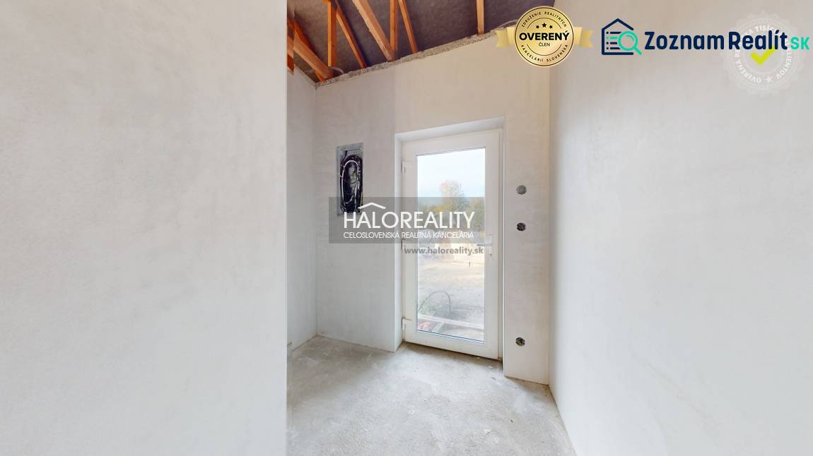 Predaj, rodinný dom Bellova Ves - NOVOSTAVBA - EXKLU... - Jasná miestnosť v Rodinnom dome s betónovou podlahou a sklenenými dverami.