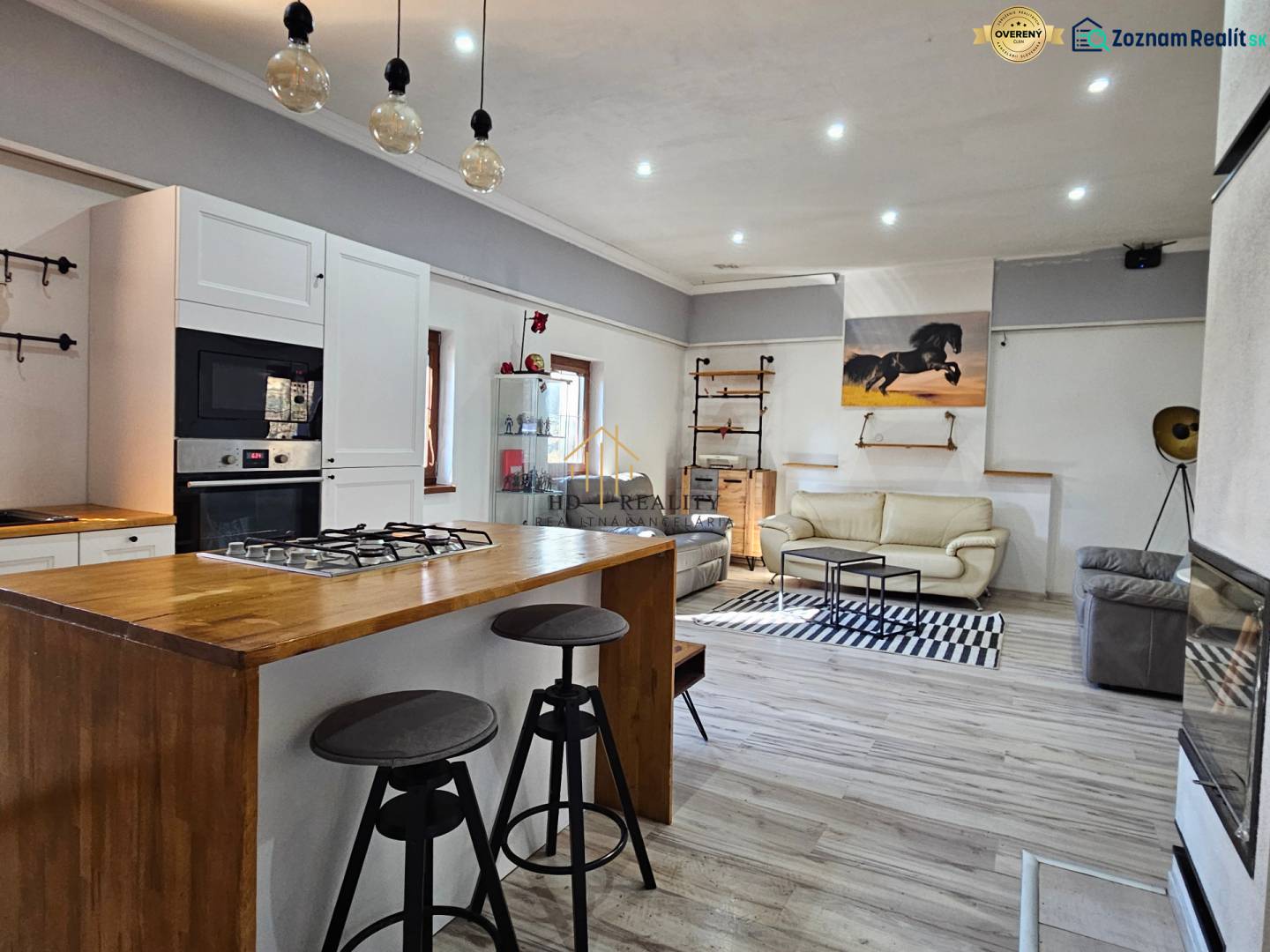 HD reality, predaj rodinný dom Štiavnické Bane - Interiér Rodinného domu s kuchynským kútom, podlahou s dreveným dekorom a pohodlným sedením.