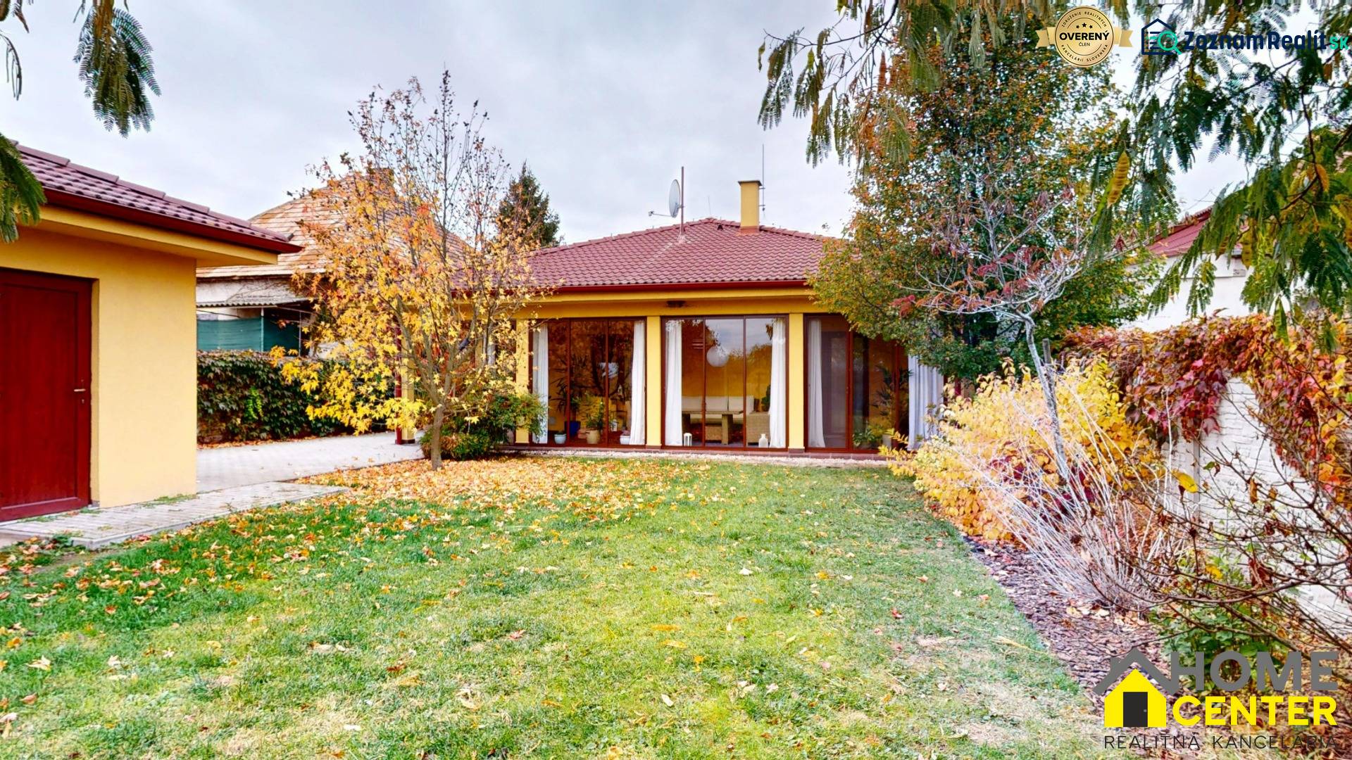 NA PREDAJ ÚTULNÝ, 4 IZBOVÝ RODINNÝ DOM S TERASOU A GARÁŽOU, IŽA - Rodinný dom na Ďatelinovej ulici v Iži so záhradou, listnatými stromami a trávnikom.