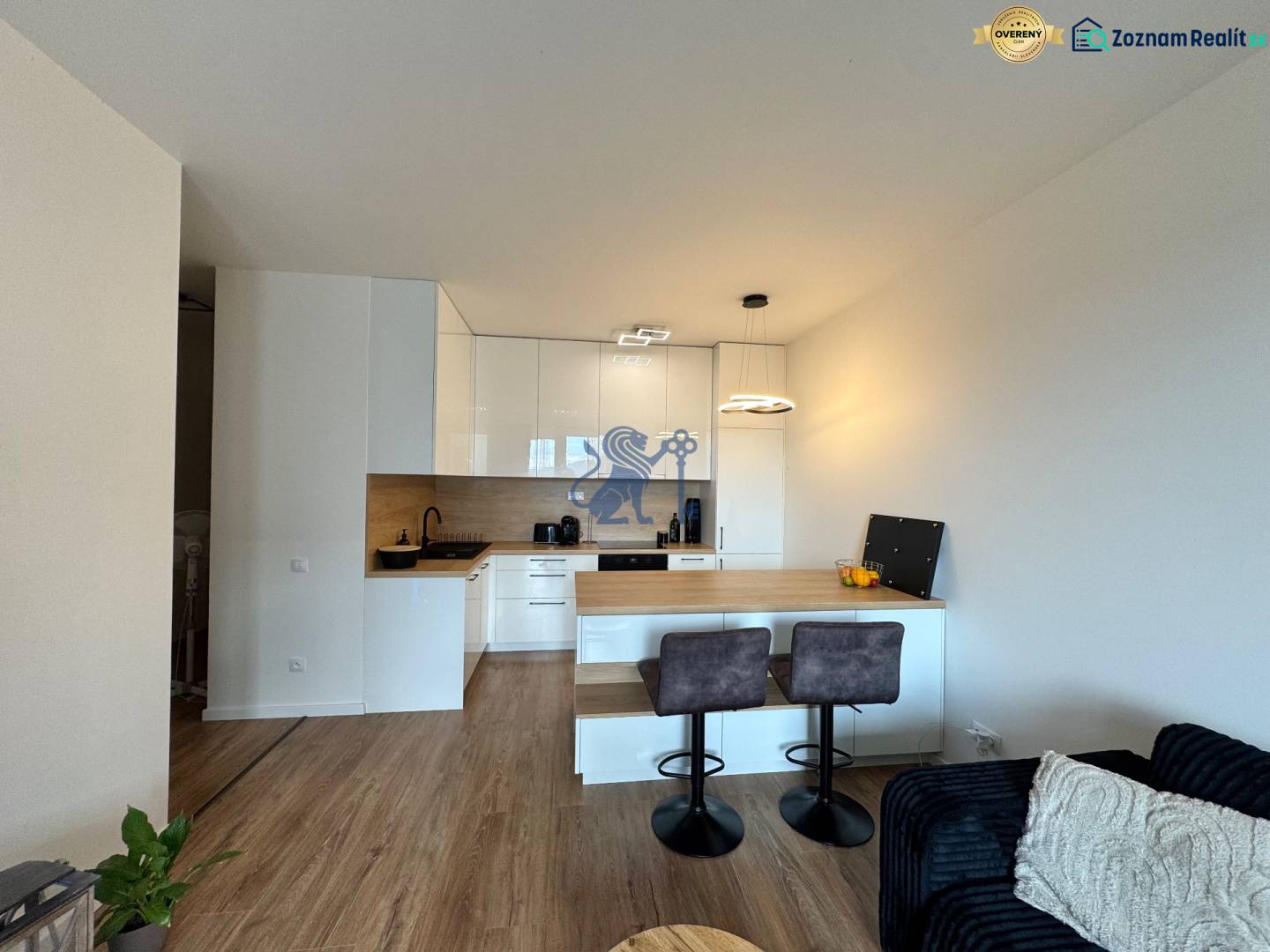 Nový 2-izbový byt na prenájom - Bory - Kuchyňa s ostrovčekom, podlahou s dreveným dekorom a v 2-izbovom byte.