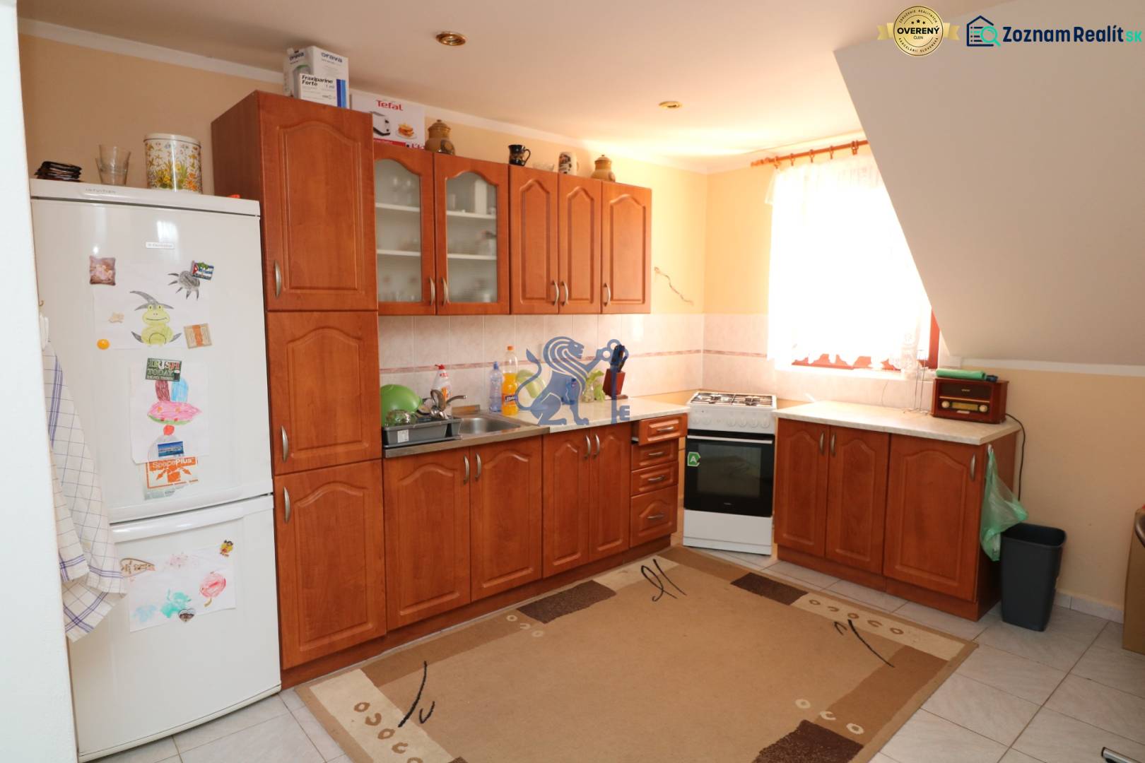 ZNÍŽENÁ cena - viacgeneračný  rodinný dom v Borinke  - Kuchyňa s dreveným nábytkom a spotrebičmi v rodinnom dome, Borinka.