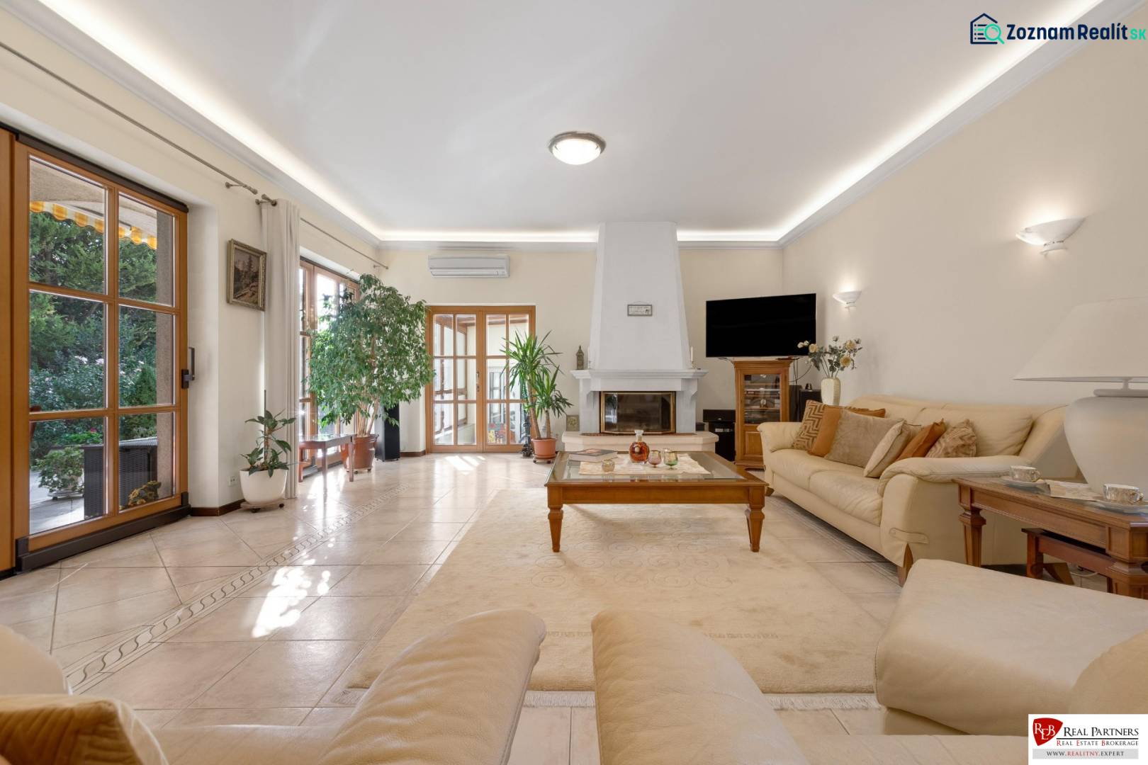 Predaj luxusná 5 izbová Vila,440 m2,pozemok 1061m2,garáž,bazén. - Priestranný obývací priestor s krbom a pohodlnými sedačkami na ulici Hrušovská vo vile.