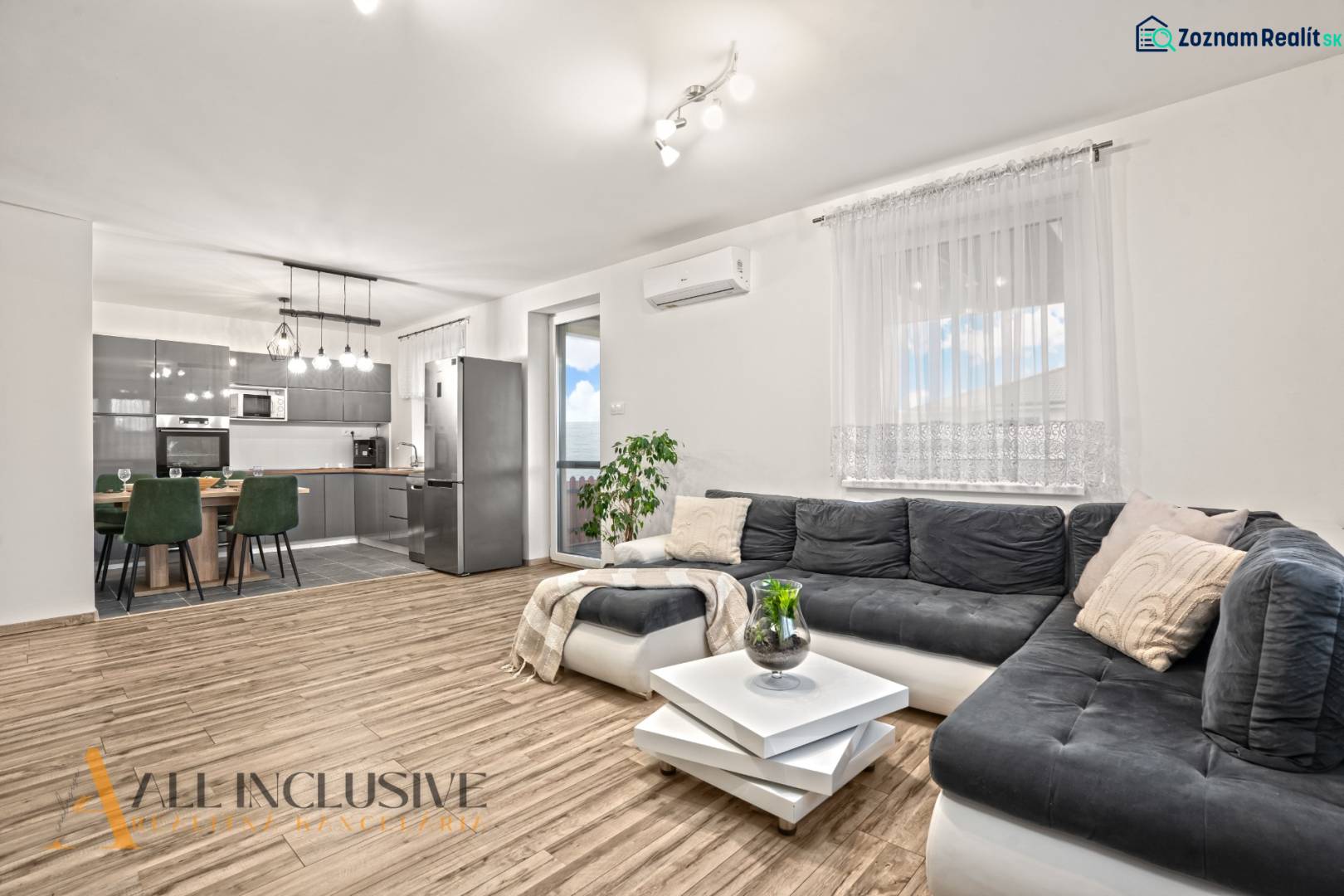 NA PREDAJ MODERNÝ 3-IZB. RD TYPU BUNGALOV V GABČÍKOVE - Obývacia izba s kuchyňou, podlaha s dreveným dekorom, priestor prepojený v rodinnom dome.