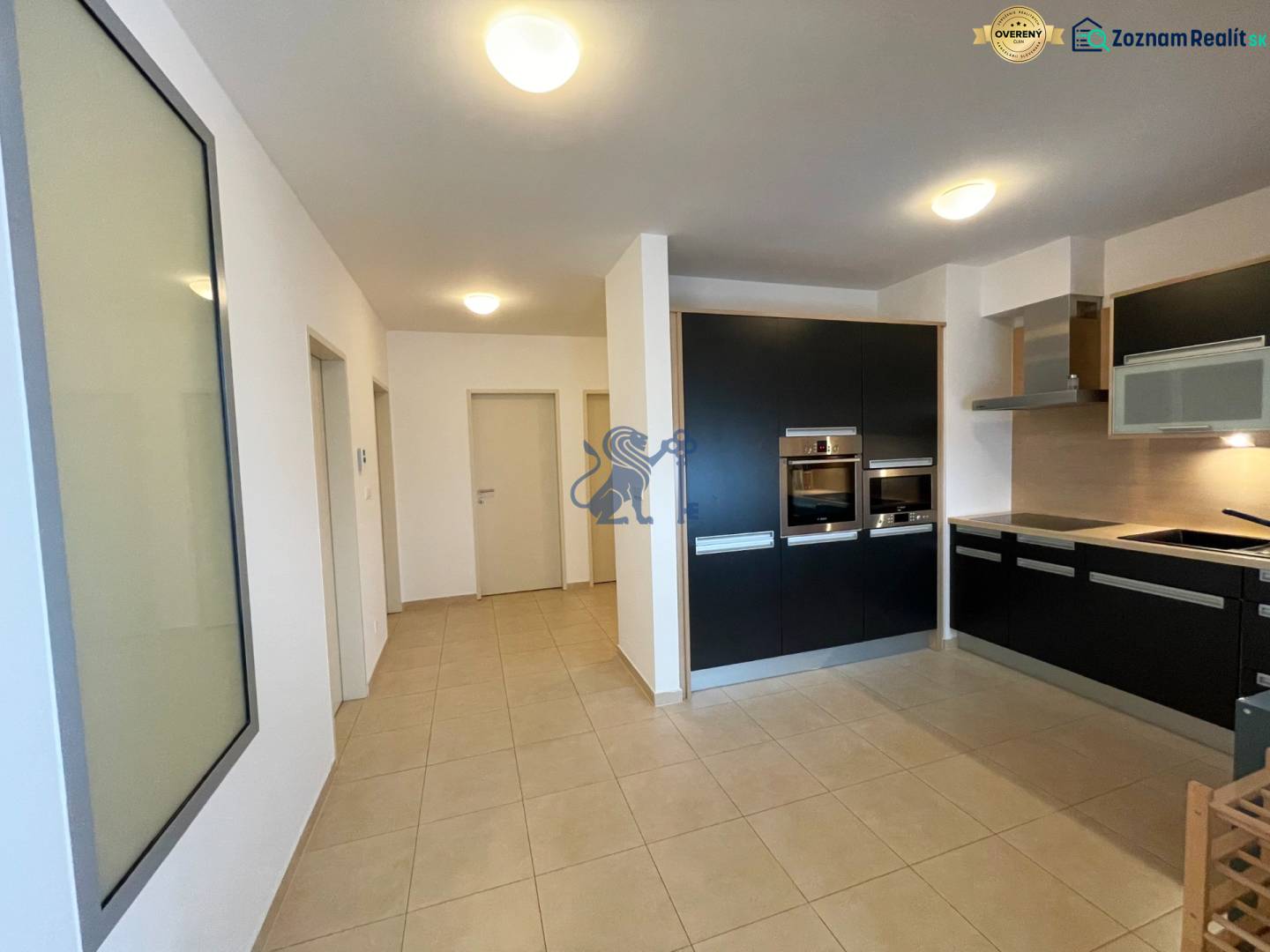 Na prenájom veľký 2- izb. byt na začiatku Koliby s terasou a wellness - Kuchyňa v 2-izbovom byte na ulici Tupého, s modernými spotrebičmi a čistým dizajnom.