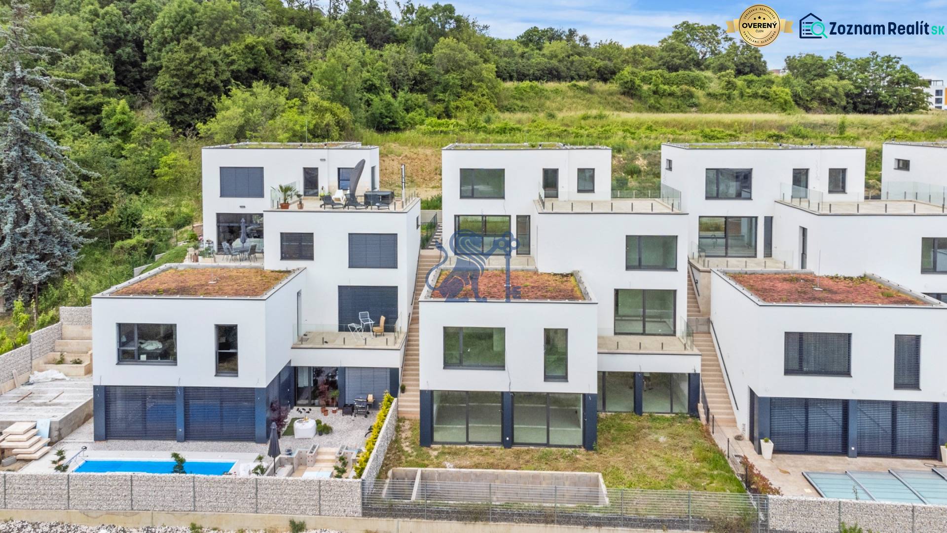 Nadštandardná 4- izbová terasová vila na Kolibe s krásnym výhľadom - Rodinný dom na ulici Svätovavrinecká, terasa, bazén, vegetácia, moderná architektúra, zeleň okolo.