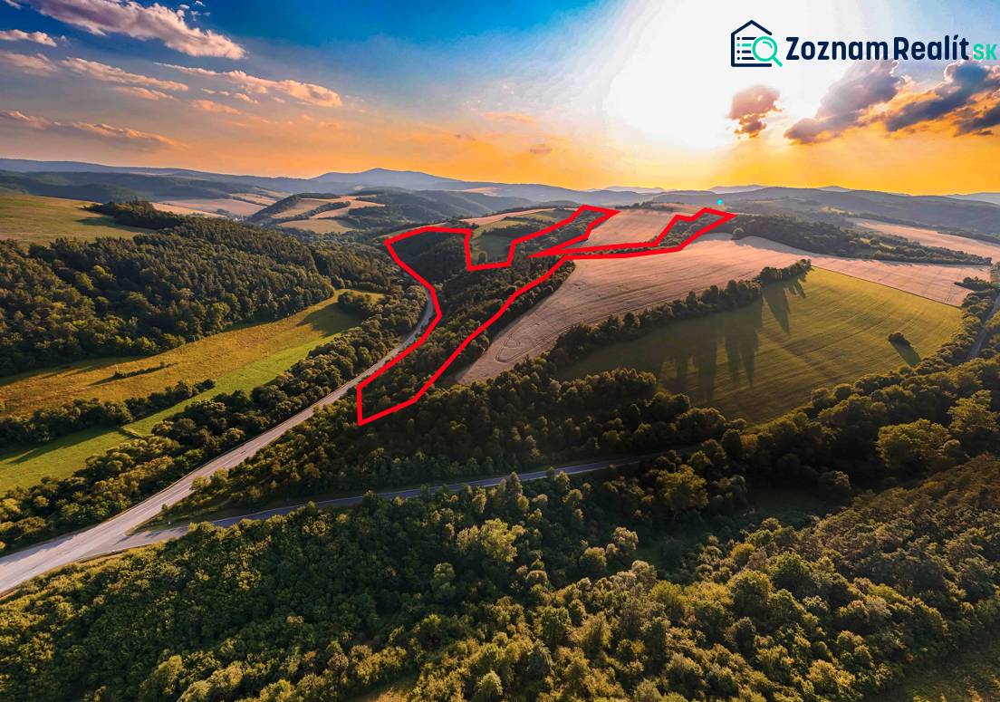 Rokycany – 125.140 m2 LESNÝ POZEMOK v podiele 1/1 - Západ slnka nad poľnohospodárskymi a lesnými pozemkami v Rokycanoch, vyznačené červenou líniou.