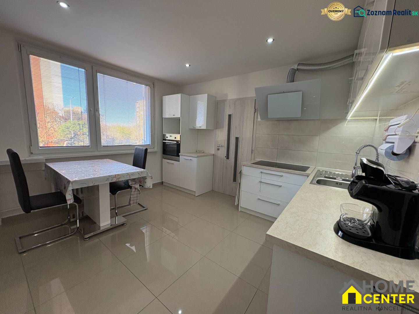 REZERVOVANÝ prenájom zrekonštruovaného 3 izbového bytu, ul. Rákócziho - Kuchyňa 3-izbového bytu s veľkými oknami, jedálenským stolom a svetlou podlahou.