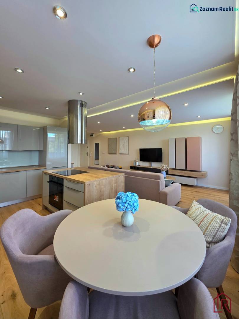 REZERVOVANÉ - 3i, OV, 71m2 + loggia, Lomonosovova, dizajnový, zariaden - Jedálenský stôl so stoličkami v 3-izbovom byte s podlahou s dreveným dekorom.
