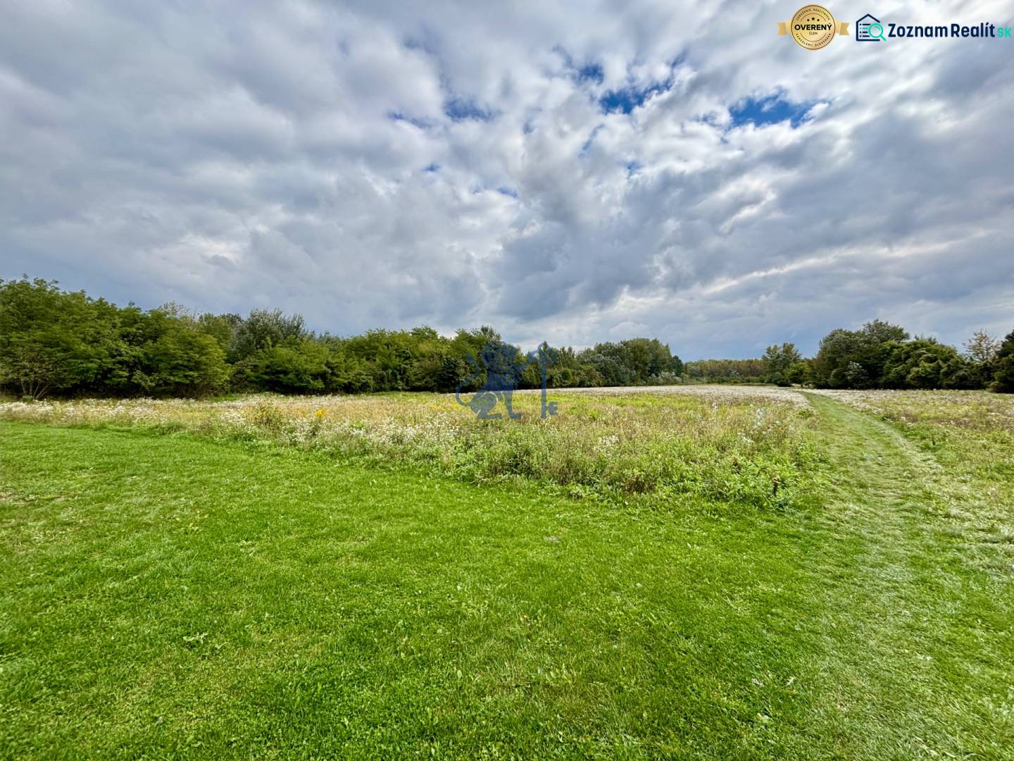 GRAVITAS | Na PREDAJ | rekreačný developerský pozemok | Rusovce - Developerské pozemky v Bratislave - Rusovciach na ulici Pri Pieskovom Hone, trávnatá plocha.