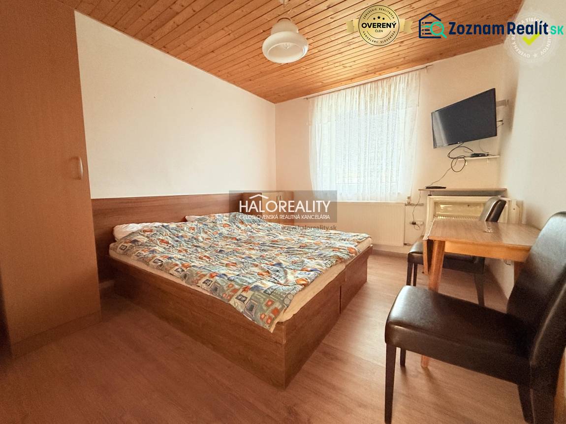 Prenájom, penzión Podhájska - EXKLUZÍVNE HALO REALITY - Izba v hoteloch a penziónoch s posteľou, stolom a podlahou s dreveným dekorom.