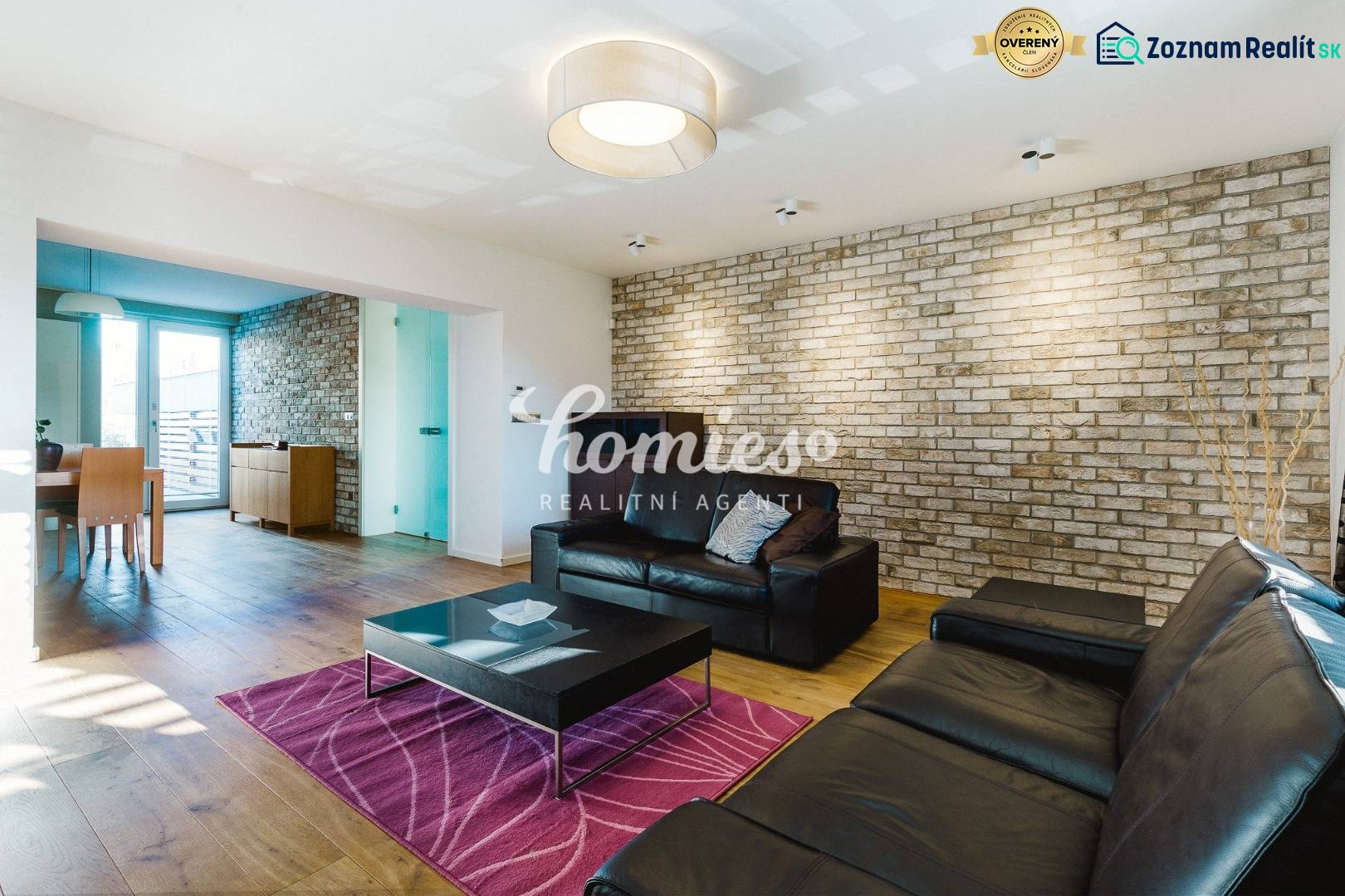 PREDAJ  kompletne prerobený 3 izbový rodinný dom, Nitra - centrum - Obývacia izba v rodinnom dome s tehlovou stenou a podlahou s dreveným dekorom.