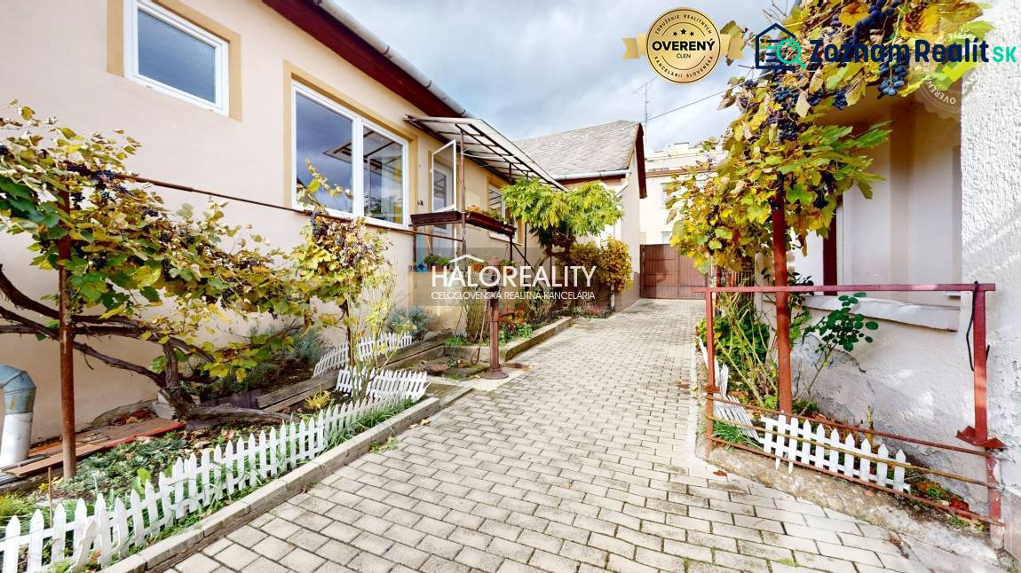 Predaj, rodinný dom Lučenec, centrum - EXKLUZÍVNE HA... - V Lučenci rodinný dom s terasou, záhradkou a vínnou révou na dláždenej cestíčke.