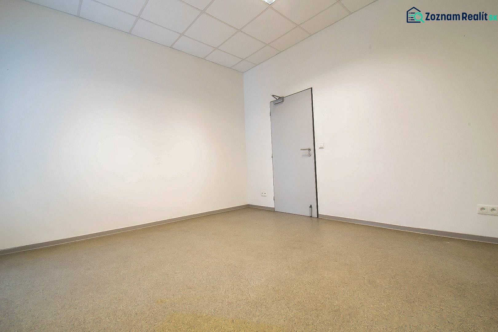 Na prenájom kancelária  15 m²,  v novostavbe, Odborárska ulica, voľná - Prázdna miestnosť s bielymi stenami a dverami, kancelárie.