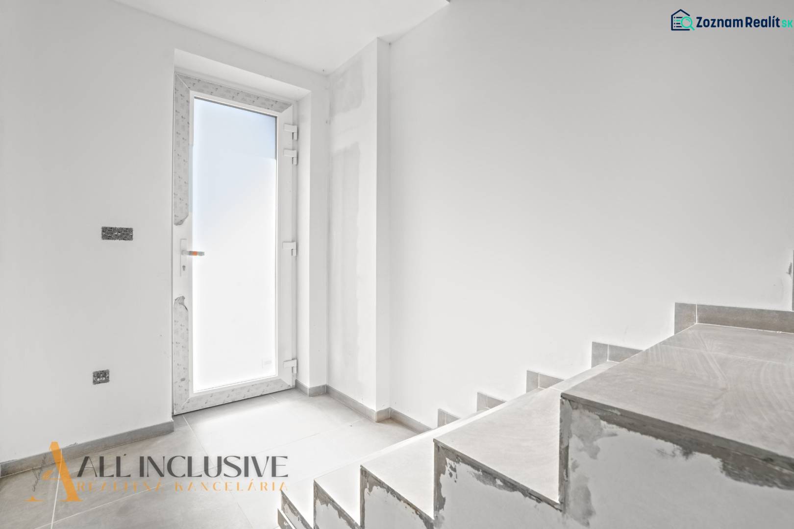 ALL INCLUSIVE I 3 IZBOVÉ BYTY S TERASOU, SO ZÁHRADOU + 2 PARK. MIESTA - Chodba s dverami a schodiskom v 3-izbovom byte, podlaha s dreveným dekorom.