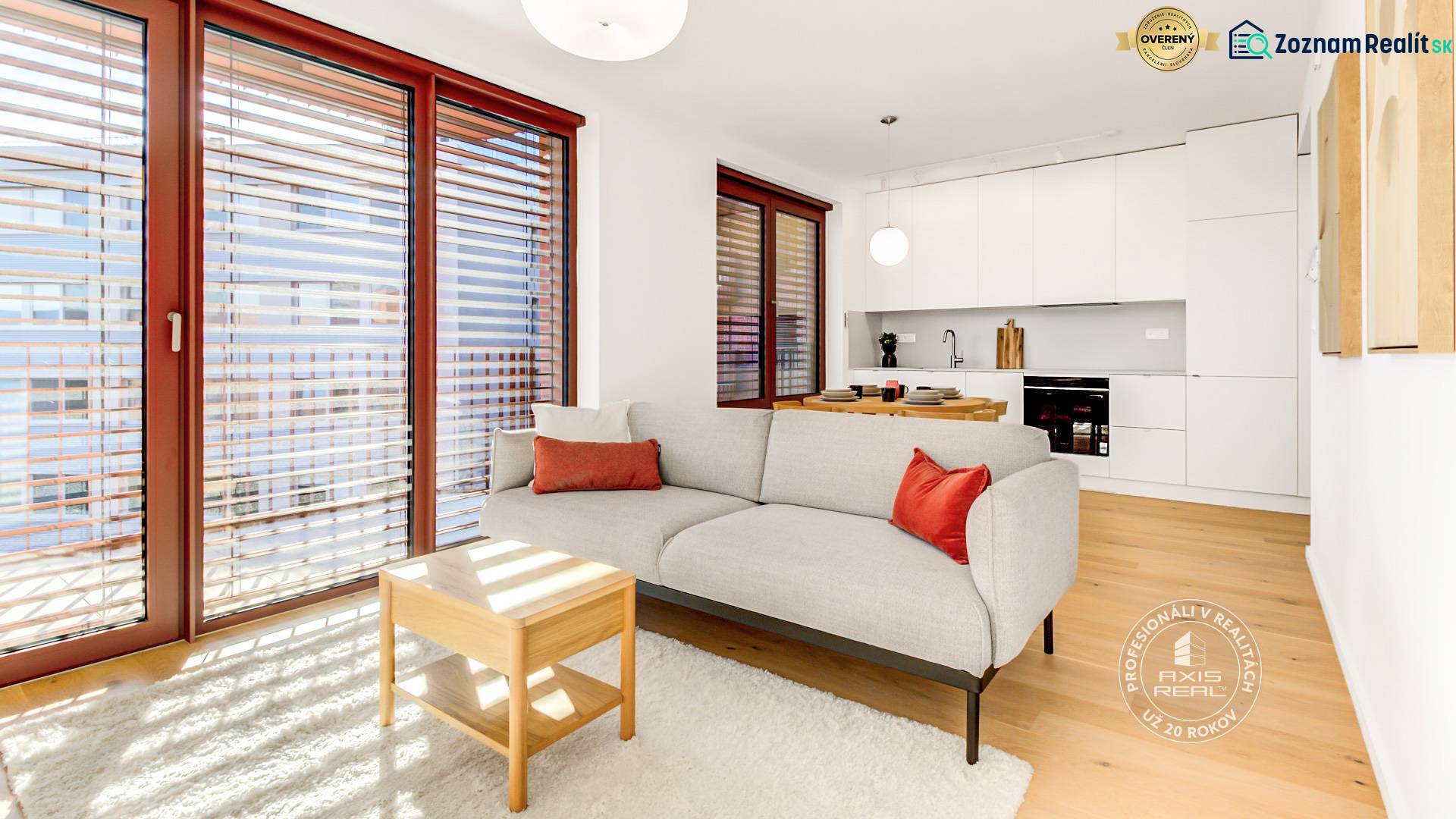 NOVÝ krásny 2i byt, ZWIRN, 2x balkón, parkovanie, Košická - Svetlý obývací priestor s pohodlnou sedačkou, kuchyňou a podlahou s dreveným dekorom.