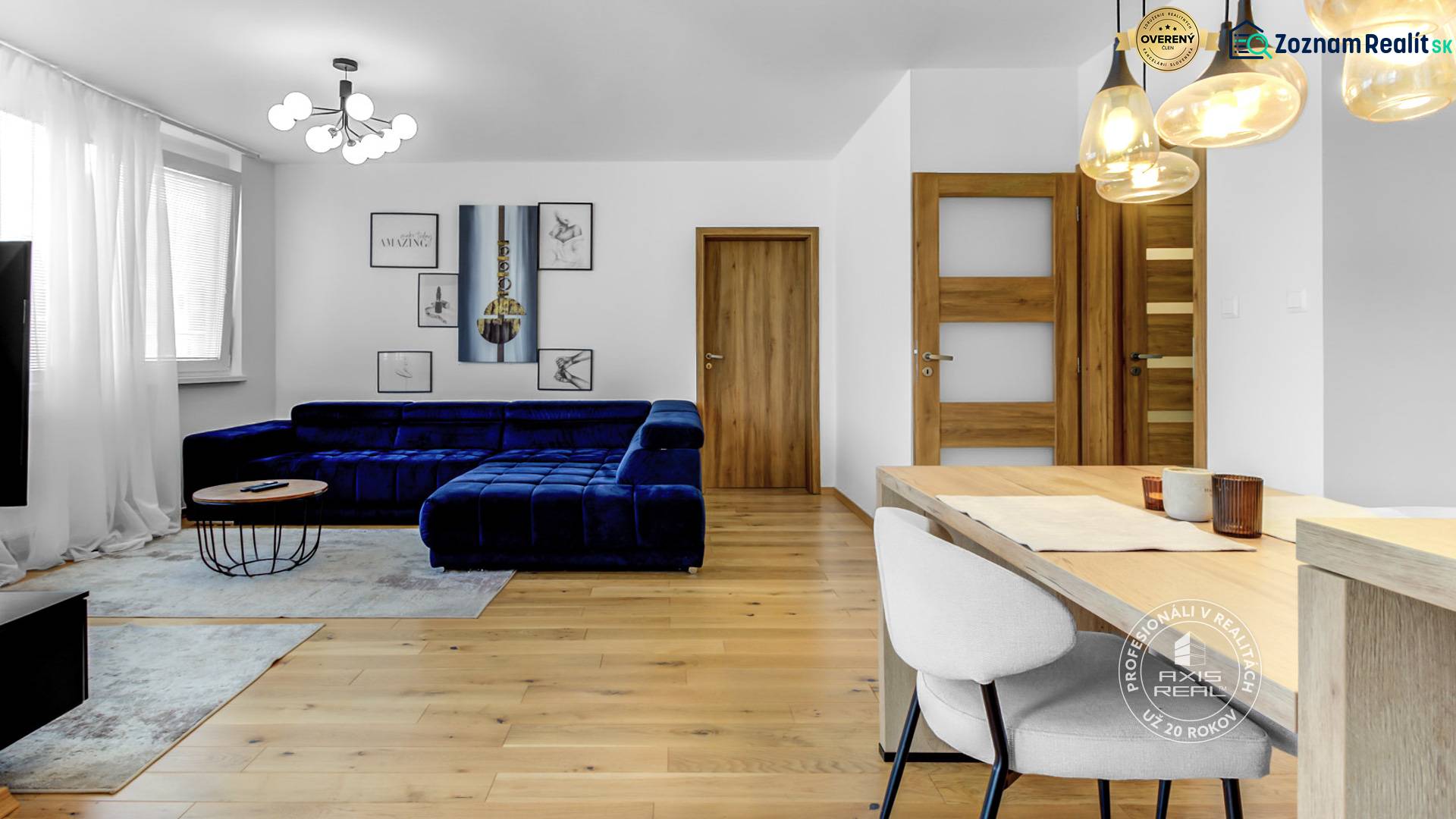 Krásny 3i byt, LODŽIA, PARKING, Dúbravka, Cabanova - Obývacia izba s modrou sedačkou, podlahou s dreveným dekorom v 3-izbovom byte.