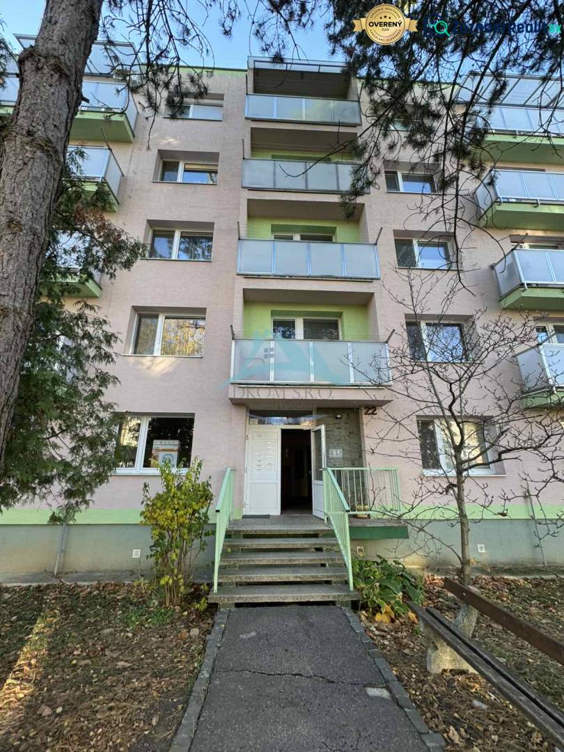 Šahy – 3i Byt v Centre Mesta s Balkónom  - Bytový dom s balkónmi na Vajanského ulici v Šahách ponúka 3-izbový byt.