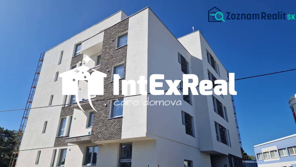 NOVOSTAVBA -2 izbový byt s komorou, na predaj  Galanta - Exteriér bytovej budovy na Športovej ulici v Galante, fasáda so svetlými stenami.