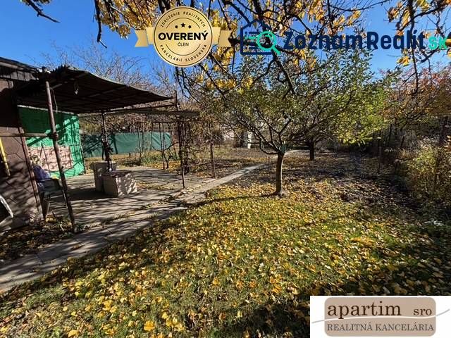 Apartim predá záhradu s možnosťou výstavby na Strednej ul v Ružinove - Záhrady v Bratislave - Ružinove na Strednej ulici s pergolou a opadaným lístím.