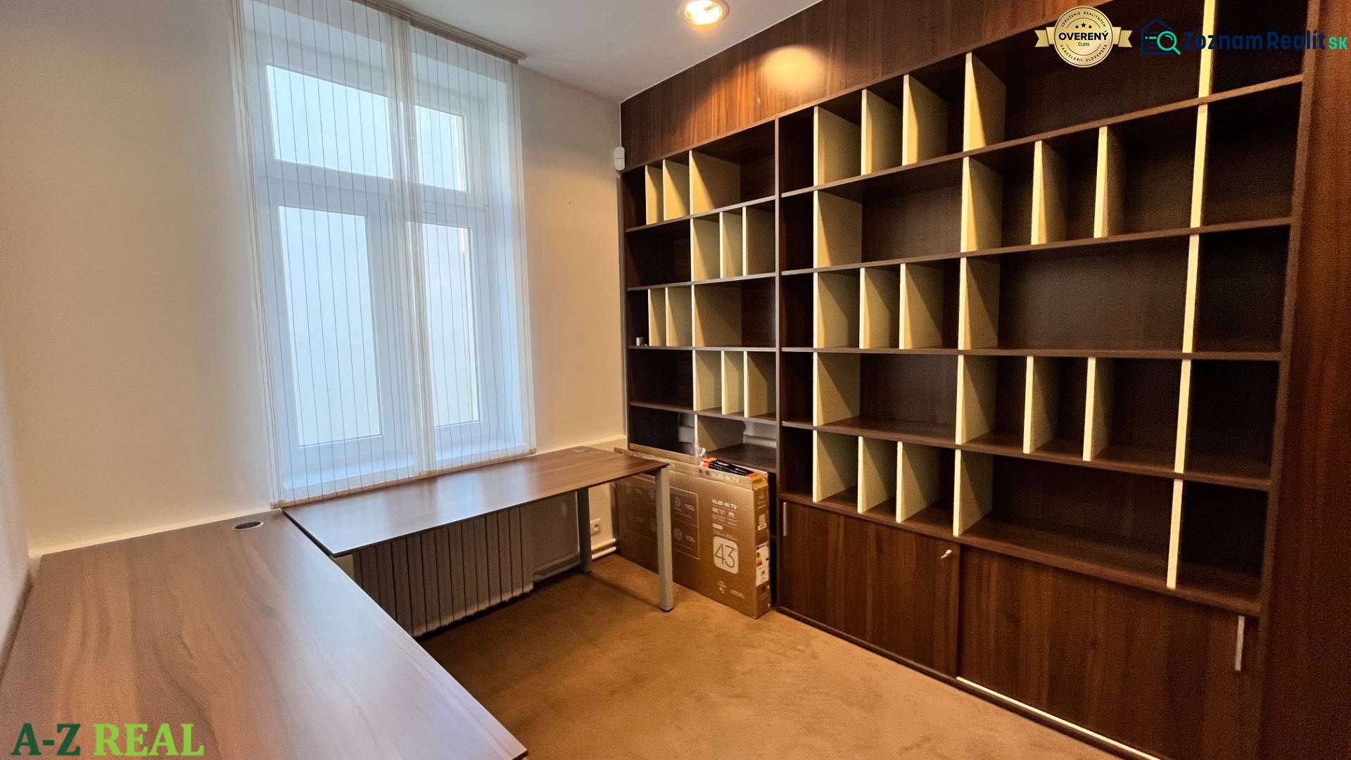 Prenájom nadštandardne zariadených kancelárií  v centre, 151 m2 - Kancelária na ulici Radlinského s veľkou poličkou a stolom pri okne.